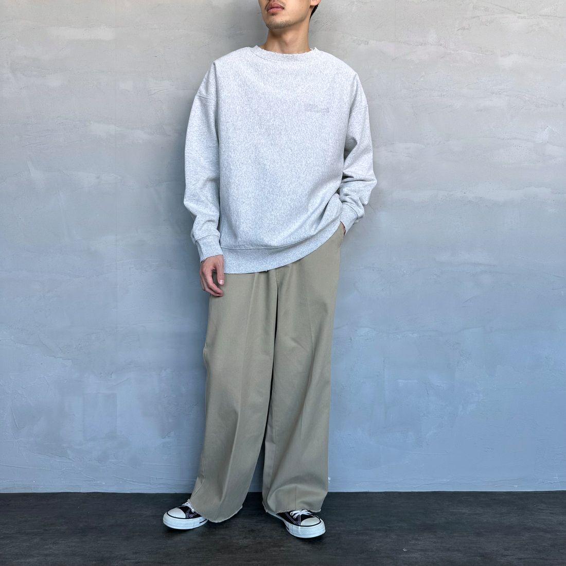 UNIVERSAL OVERALL [ユニバーサルオーバーオール] 別注 ダメージ加工 ヘビーウェイトスウェット [U2431220IN-JF] ASH &&モデル身長：168cm 着用サイズ：L&&