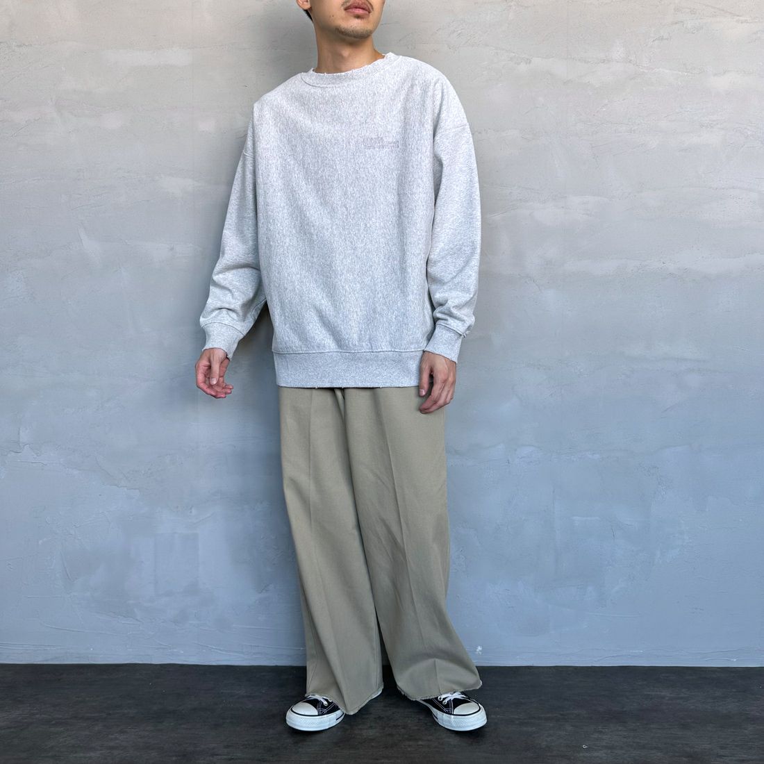 UNIVERSAL OVERALL [ユニバーサルオーバーオール] 別注 ダメージ加工 ヘビーウェイトスウェット [U2431220IN-JF] ASH &&モデル身長：168cm 着用サイズ：L&&