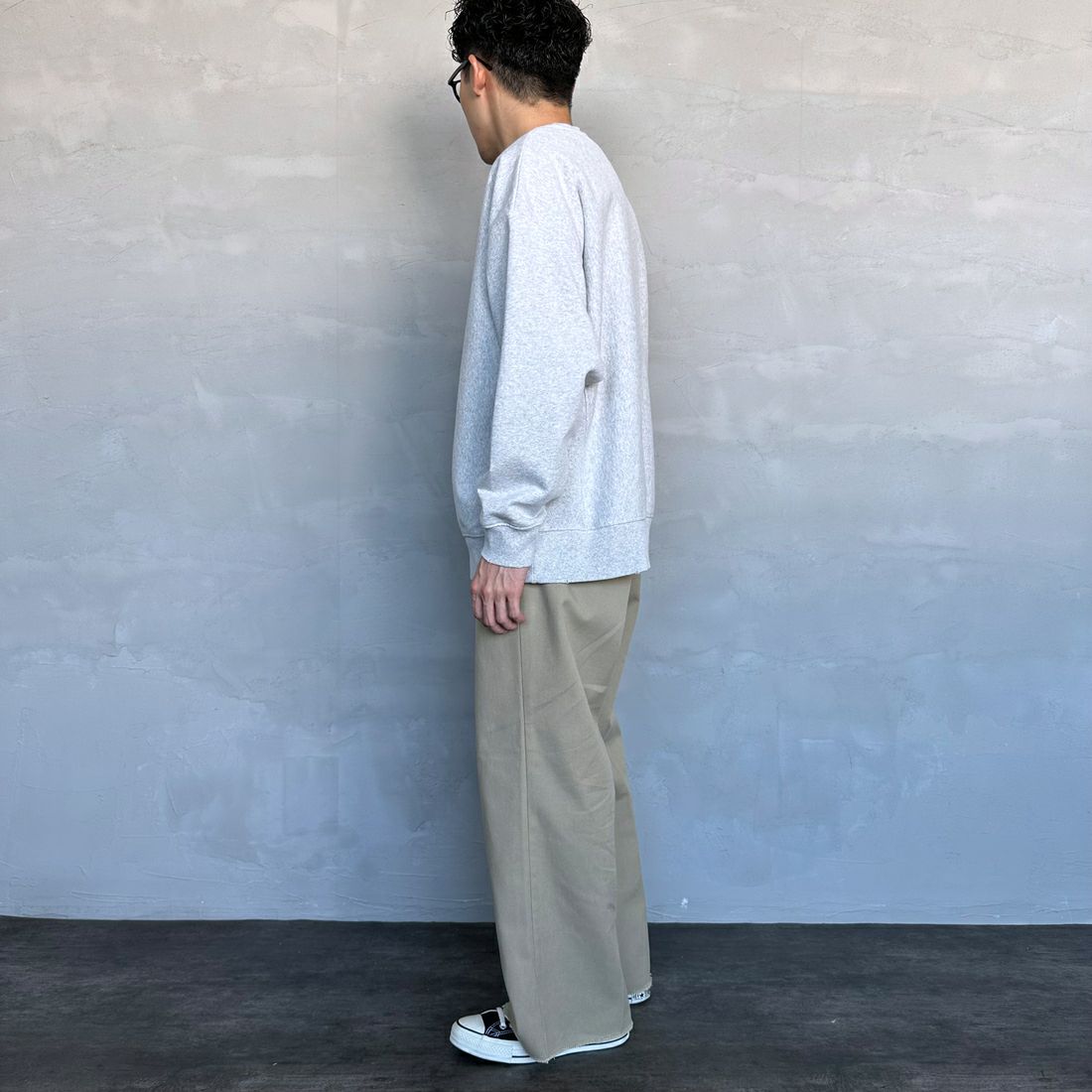 UNIVERSAL OVERALL [ユニバーサルオーバーオール] 別注 ダメージ加工 ヘビーウェイトスウェット [U2431220IN-JF] ASH &&モデル身長：168cm 着用サイズ：L&&