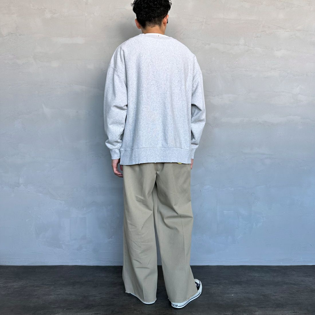 UNIVERSAL OVERALL [ユニバーサルオーバーオール] 別注 ダメージ加工 ヘビーウェイトスウェット [U2431220IN-JF] ASH &&モデル身長：168cm 着用サイズ：L&&