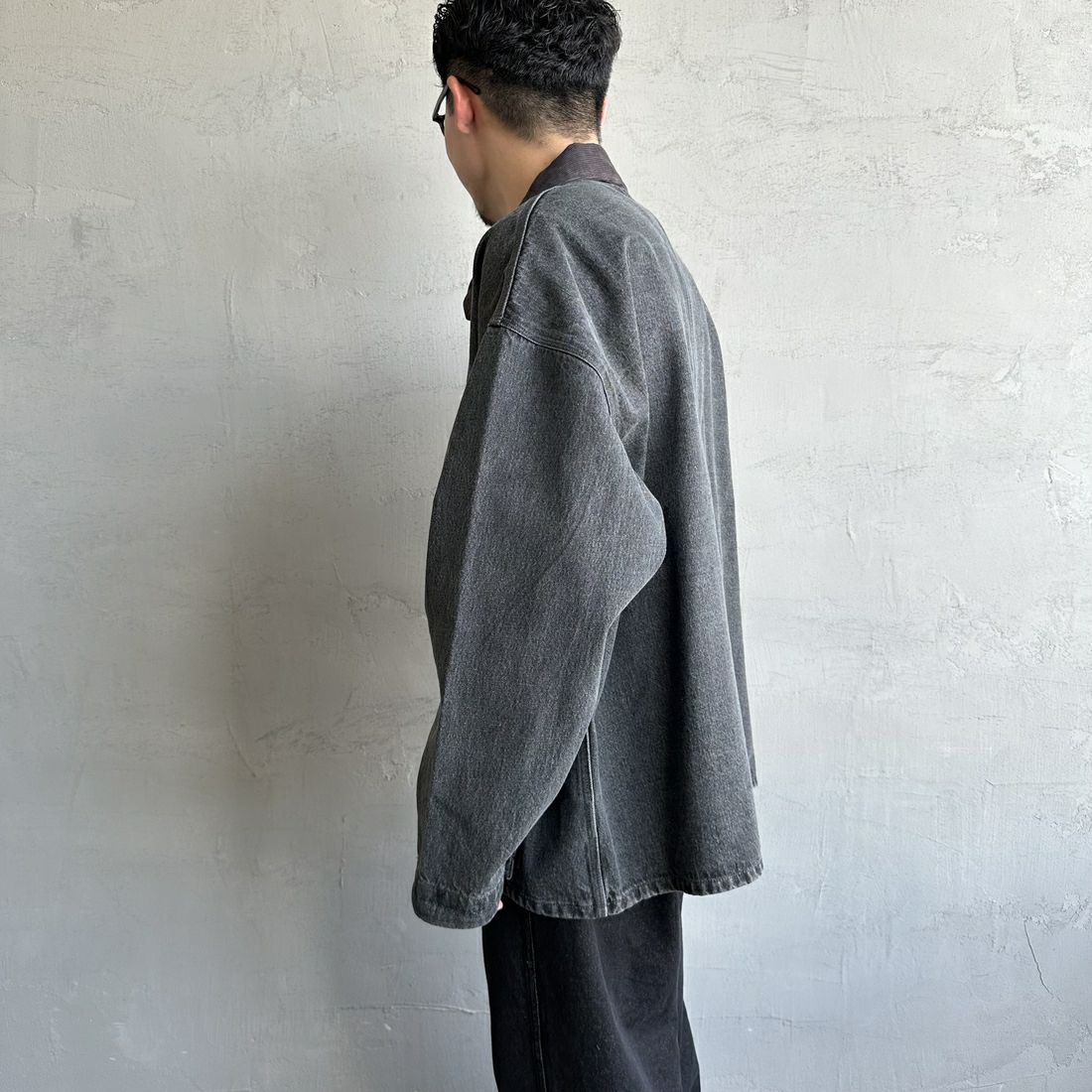 UNIVERSAL OVERALL [ユニバーサルオーバーオール] 別注 カバーオールジャケット [U2513225IN-JF] BLK DENIM &&モデル身長：168cm 着用サイズ：L&&