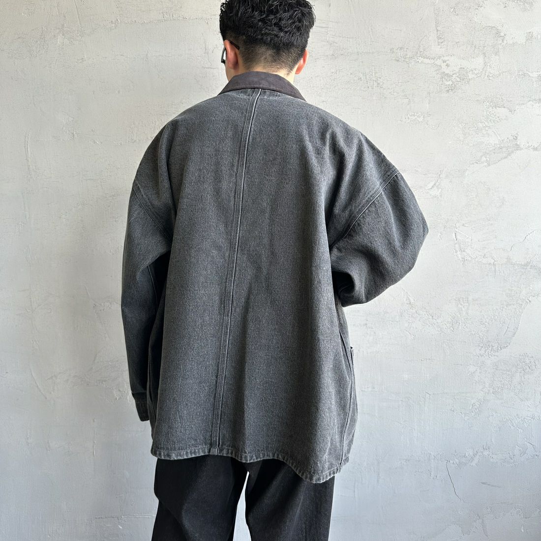 UNIVERSAL OVERALL [ユニバーサルオーバーオール] 別注 カバーオールジャケット [U2513225IN-JF] BLK DENIM &&モデル身長：168cm 着用サイズ：L&&