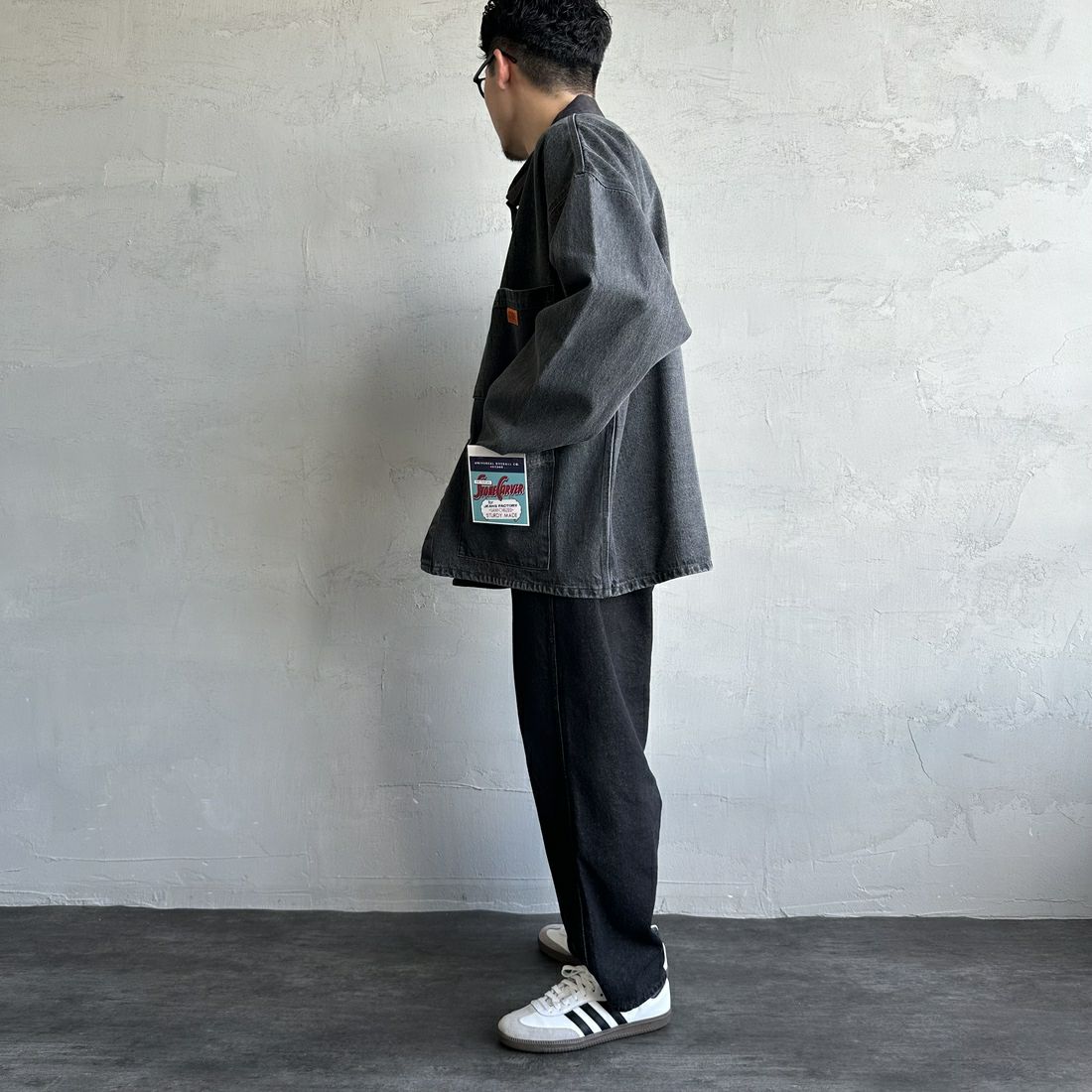 UNIVERSAL OVERALL [ユニバーサルオーバーオール] 別注 カバーオールジャケット [U2513225IN-JF] BLK DENIM &&モデル身長：168cm 着用サイズ：L&&