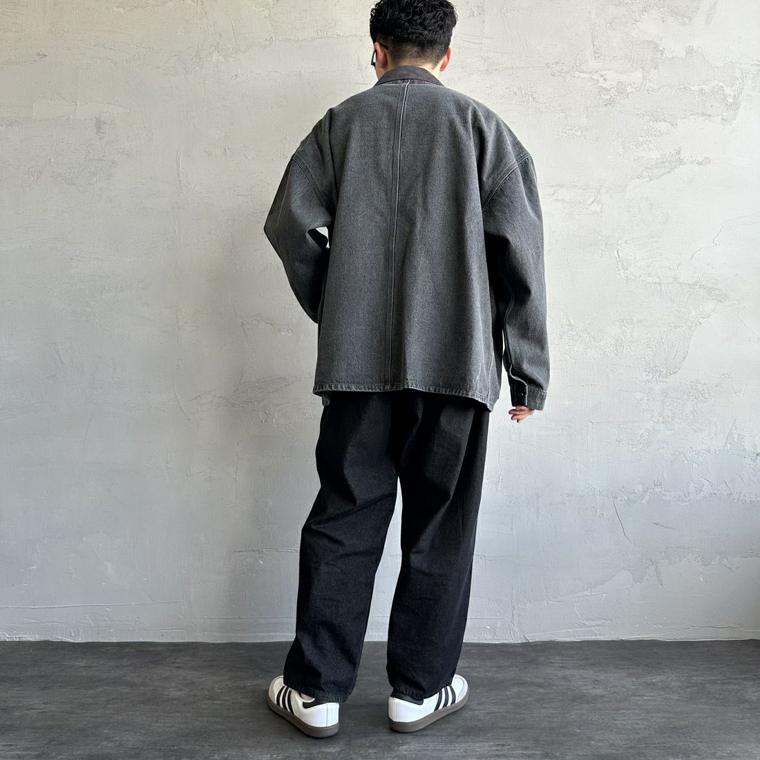 UNIVERSAL OVERALL [ユニバーサルオーバーオール] 別注 カバーオールジャケット [U2513225IN-JF] BLK DENIM &&モデル身長：168cm 着用サイズ：L&&