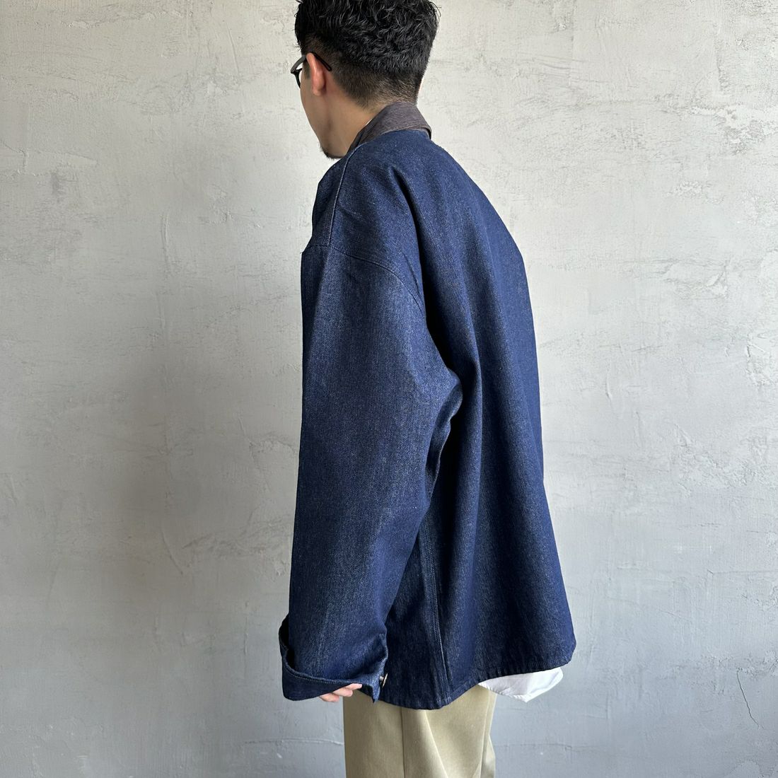 UNIVERSAL OVERALL [ユニバーサルオーバーオール] 別注 カバーオールジャケット [U2513225IN-JF] O.W DENIM &&モデル身長：168cm 着用サイズ：L&&