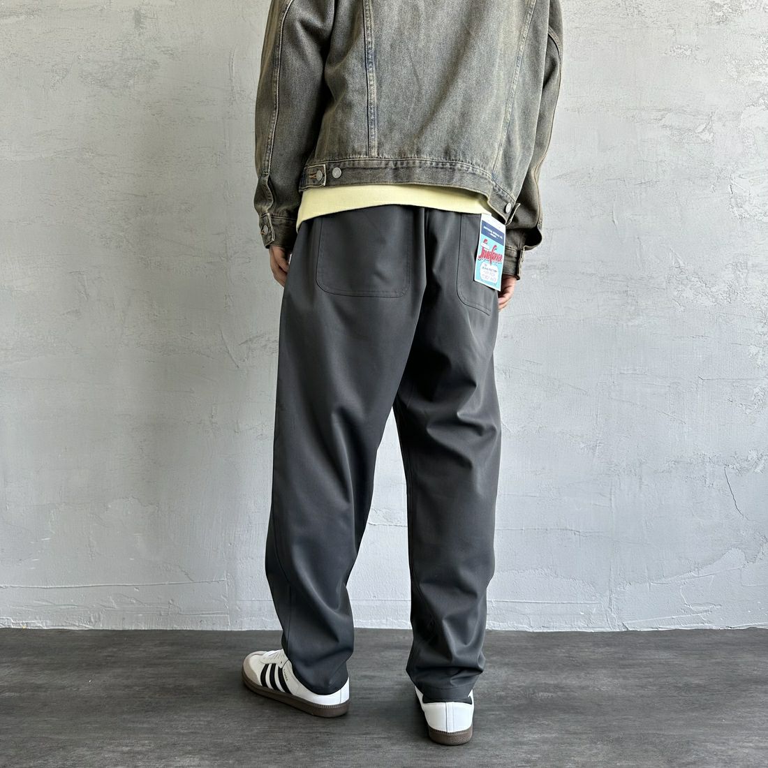 UNIVERSAL OVERALL [ユニバーサルオーバーオール] 別注 シェフパンツ [U2433601IN-JF] CHARCOAL &&モデル身長：179cm 着用サイズ：L&&