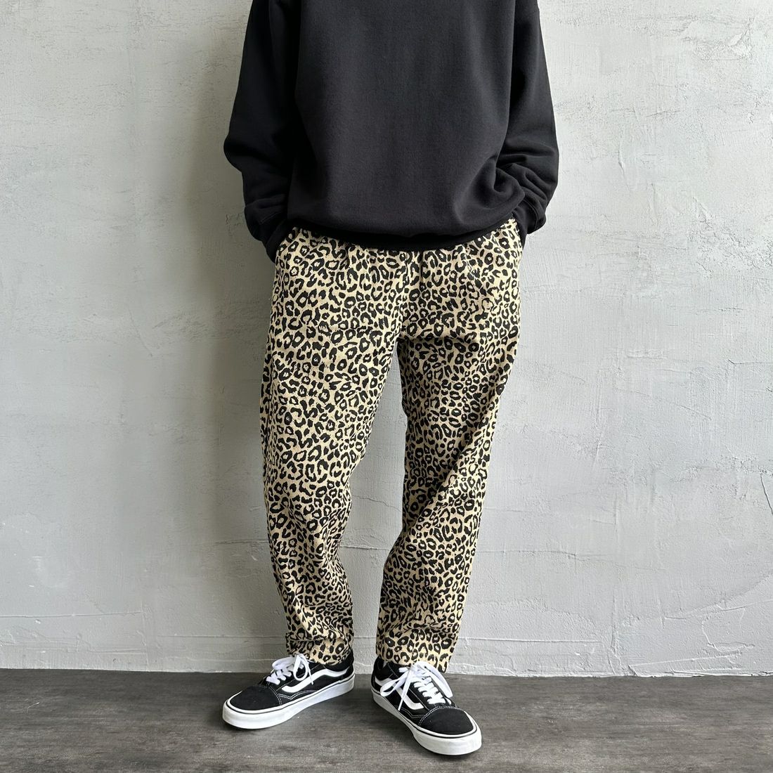 UNIVERSAL OVERALL [ユニバーサルオーバーオール] 別注 シェフパンツ [U2433601IN-JF] LEOPARD &&モデル身長：168cm 着用サイズ：S&&