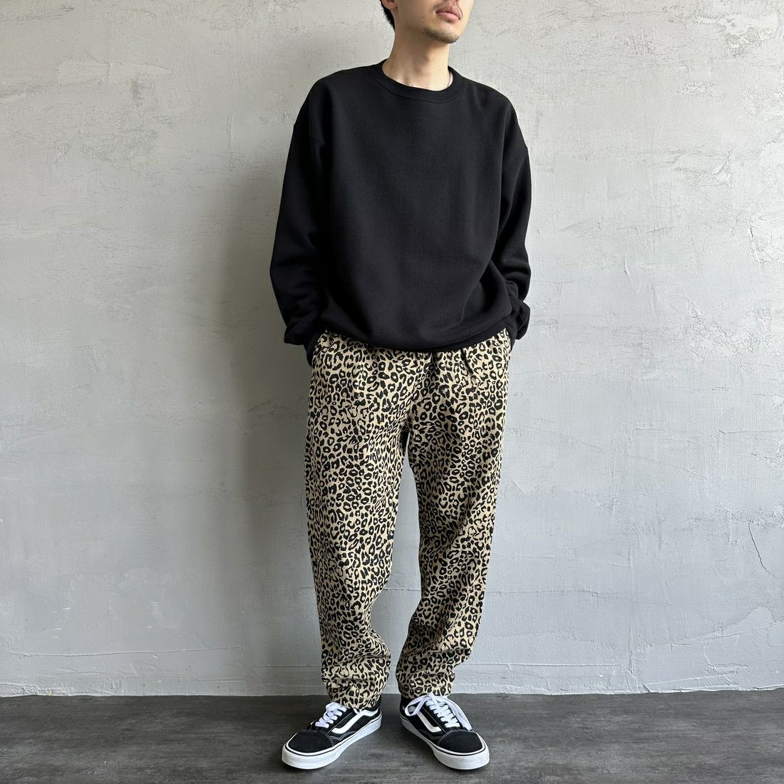 UNIVERSAL OVERALL [ユニバーサルオーバーオール] 別注 シェフパンツ [U2433601IN-JF] LEOPARD &&モデル身長：168cm 着用サイズ：S&&