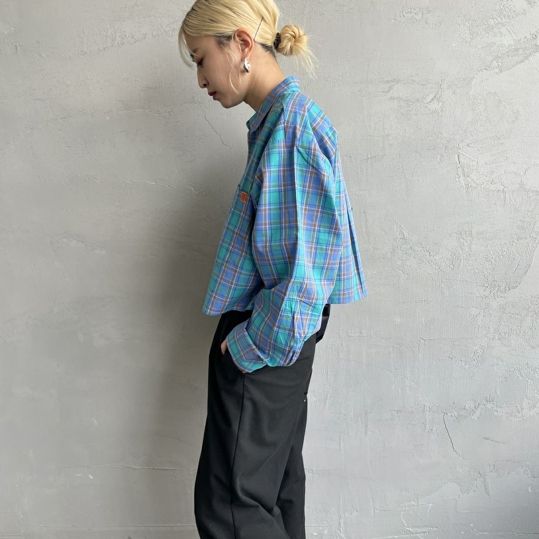 UNIVERSAL OVERALL [ユニバーサルオーバーオール] 別注 ショート丈 ビッグポケットシャツ [U2513158IN-JF] BLUE CH &&モデル身長：150cm 着用サイズ：F&&