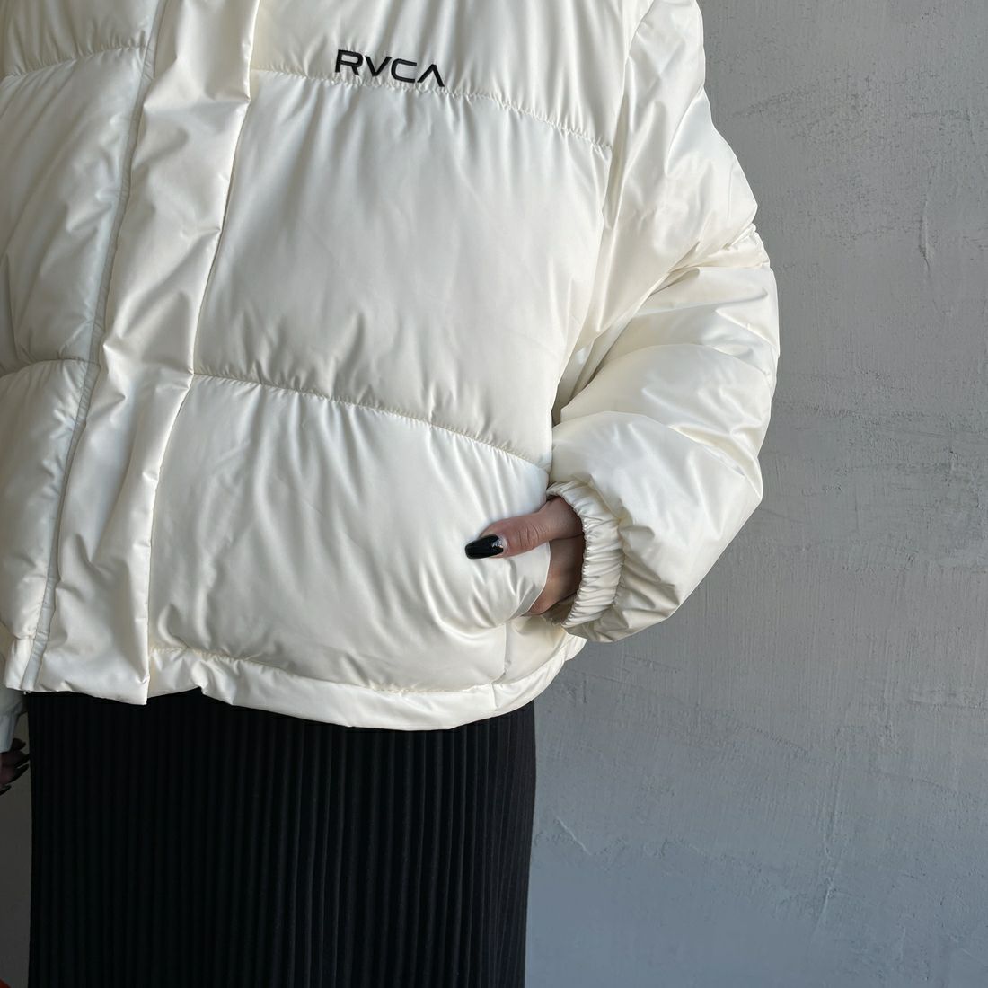 RVCA [ルーカ] ショートパファーダウンジャケット [BE044-761] CLO &&モデル身長：150cm 着用サイズ：M&&