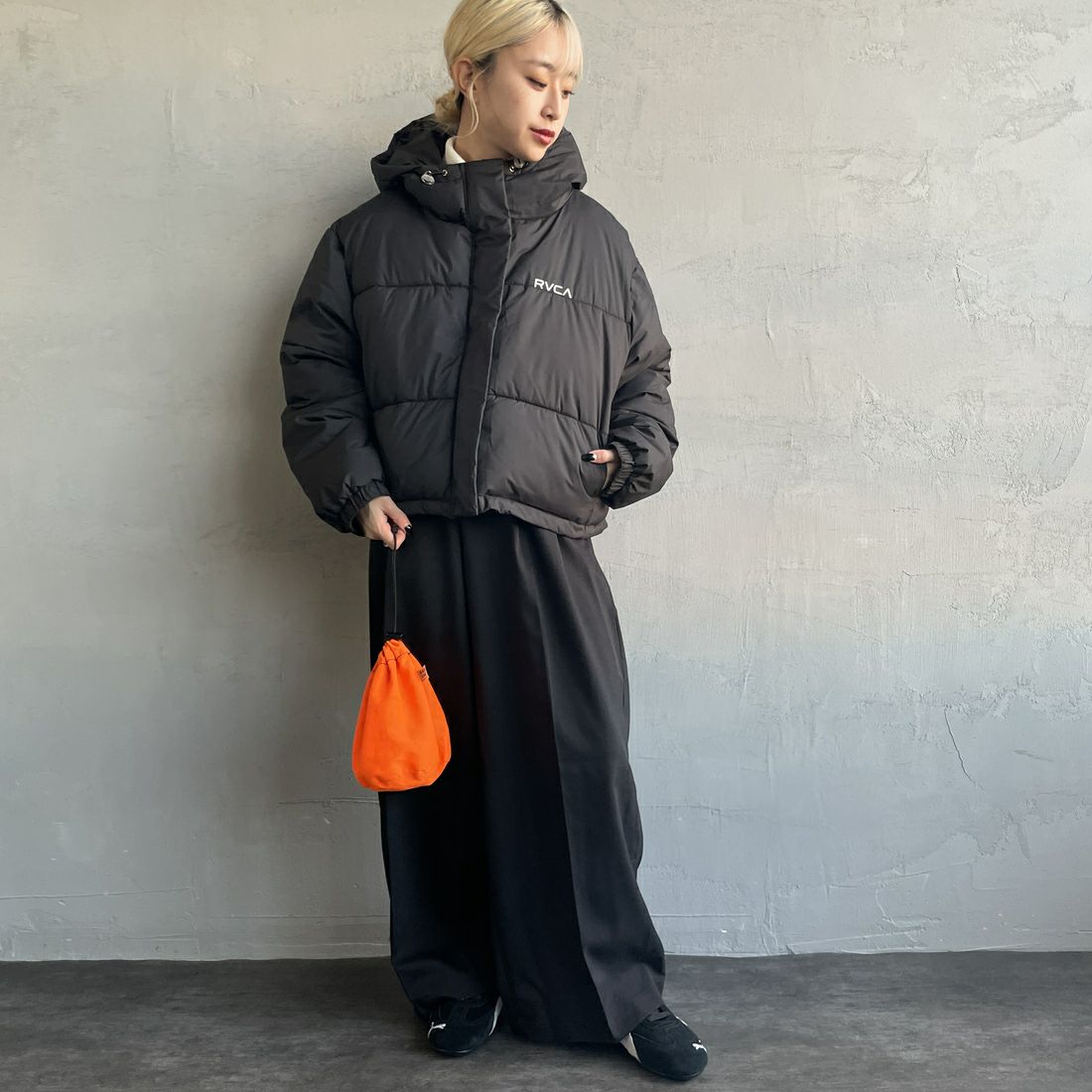 RVCA [ルーカ] ショートパファーダウンジャケット [BE044-761] BLK &&モデル身長：150cm 着用サイズ：M&&