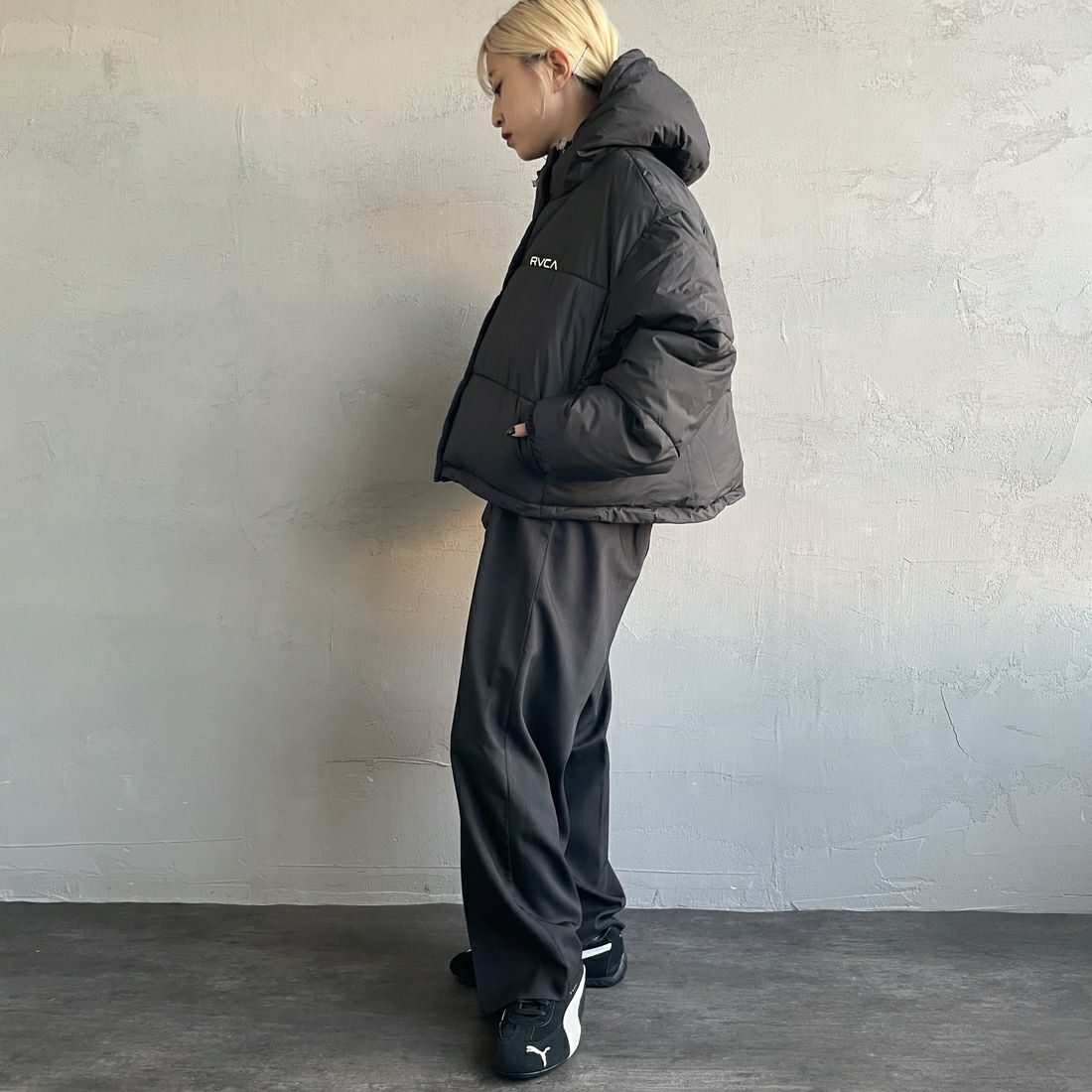 RVCA [ルーカ] ショートパファーダウンジャケット [BE044-761] BLK &&モデル身長：150cm 着用サイズ：M&&