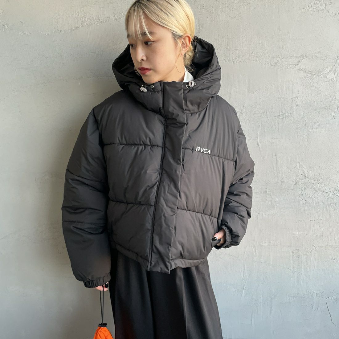 RVCA [ルーカ] ショートパファーダウンジャケット [BE044-761] BLK &&モデル身長：150cm 着用サイズ：M&&