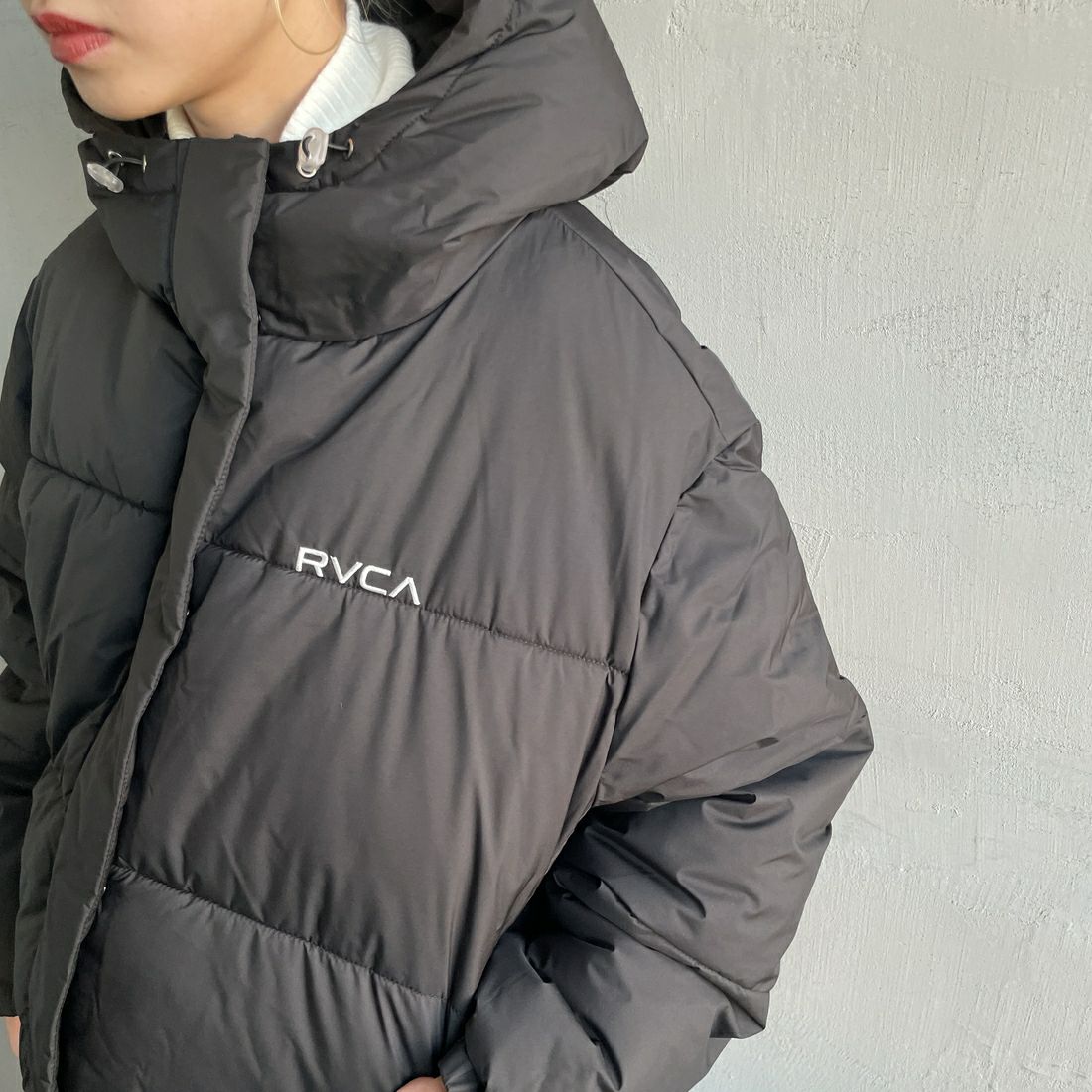 RVCA [ルーカ] ショートパファーダウンジャケット [BE044-761] BLK &&モデル身長：150cm 着用サイズ：M&&