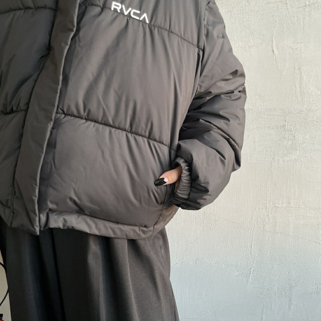 RVCA [ルーカ] ショートパファーダウンジャケット [BE044-761] BLK &&モデル身長：150cm 着用サイズ：M&&