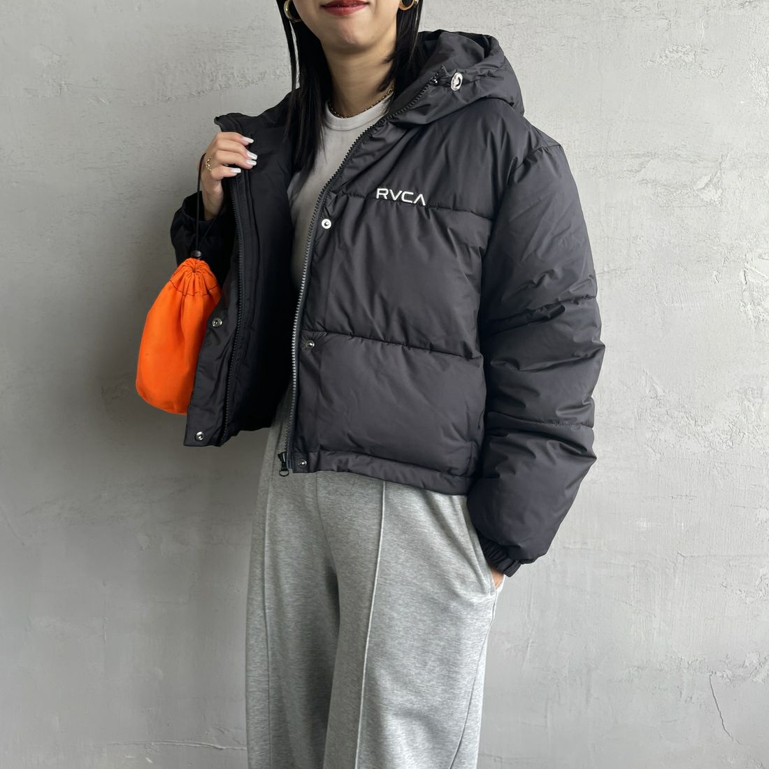 RVCA [ルーカ] ショートパファーダウンジャケット [BE044-761] BLK &&モデル身長：163cm 着用サイズ：M&&