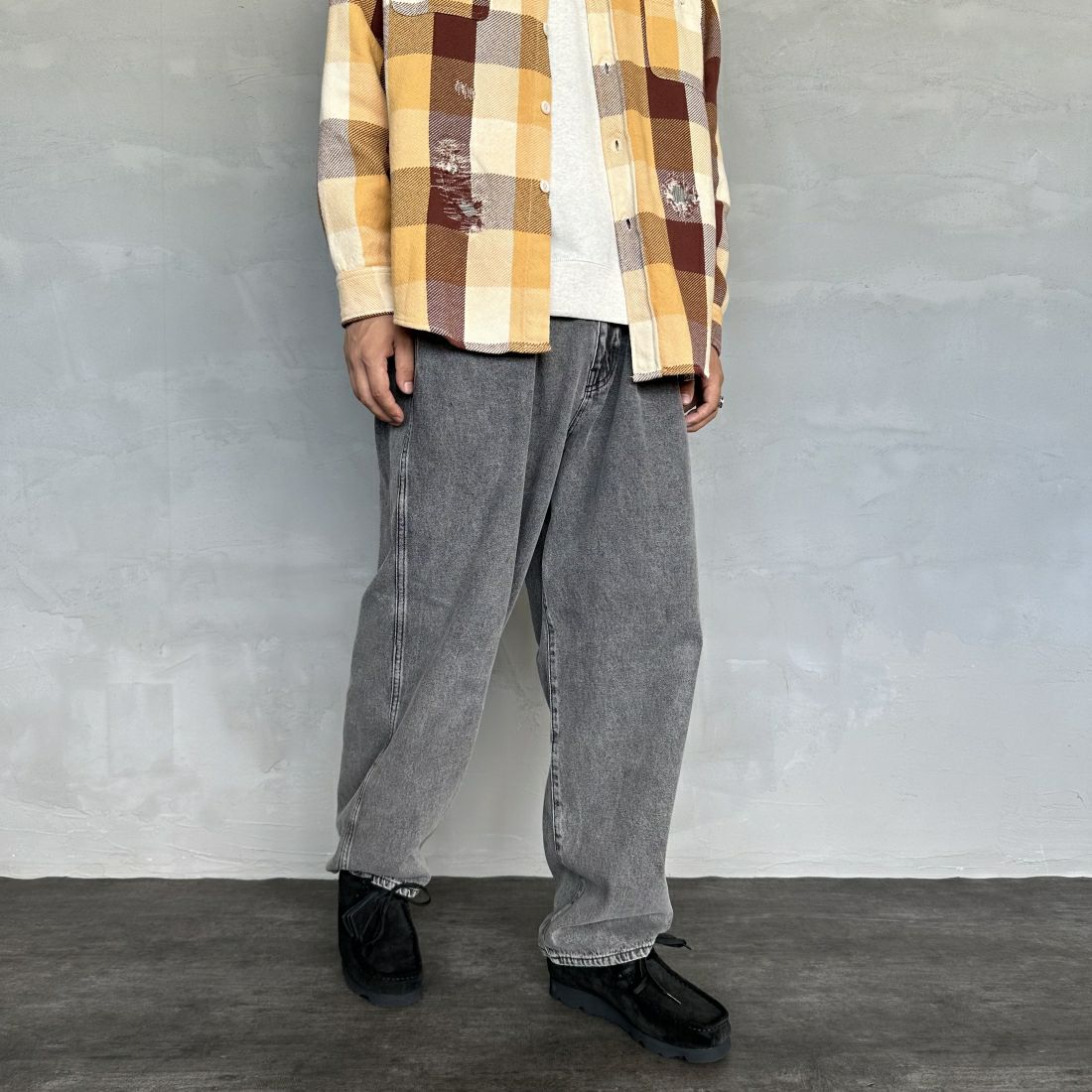 Noir Fabrik [ヌワールファブリック] バギーイージーデニムパンツ [NF-243-063] ACID BLK&&モデル身長：179cm 着用サイズ：L&&