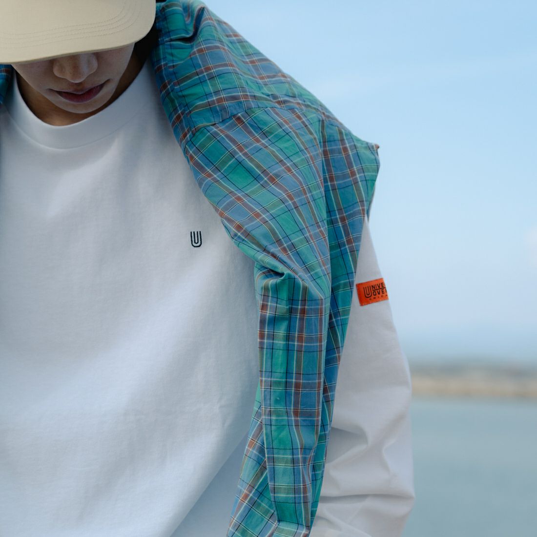 UNIVERSAL OVERALL [ユニバーサルオーバーオール] 別注 ワンポイントロゴ刺繍 ロングスリーブTシャツ [U2513215IN-JF] WHITE