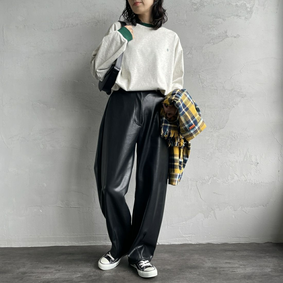 UNIVERSAL OVERALL [ユニバーサルオーバーオール] 別注 ワンポイントロゴ刺繍 ロングスリーブTシャツ [U2513215IN-JF] OAT/GRN&&モデル身長：160cm 着用サイズ：S&&
