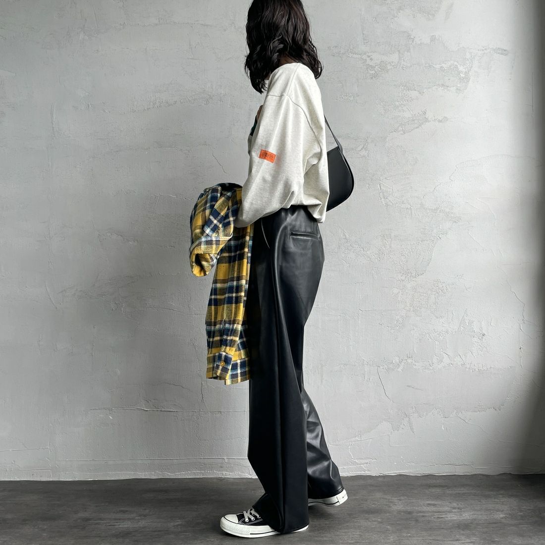 UNIVERSAL OVERALL [ユニバーサルオーバーオール] 別注 ワンポイントロゴ刺繍 ロングスリーブTシャツ [U2513215IN-JF] OAT/GRN&&モデル身長：160cm 着用サイズ：S&&