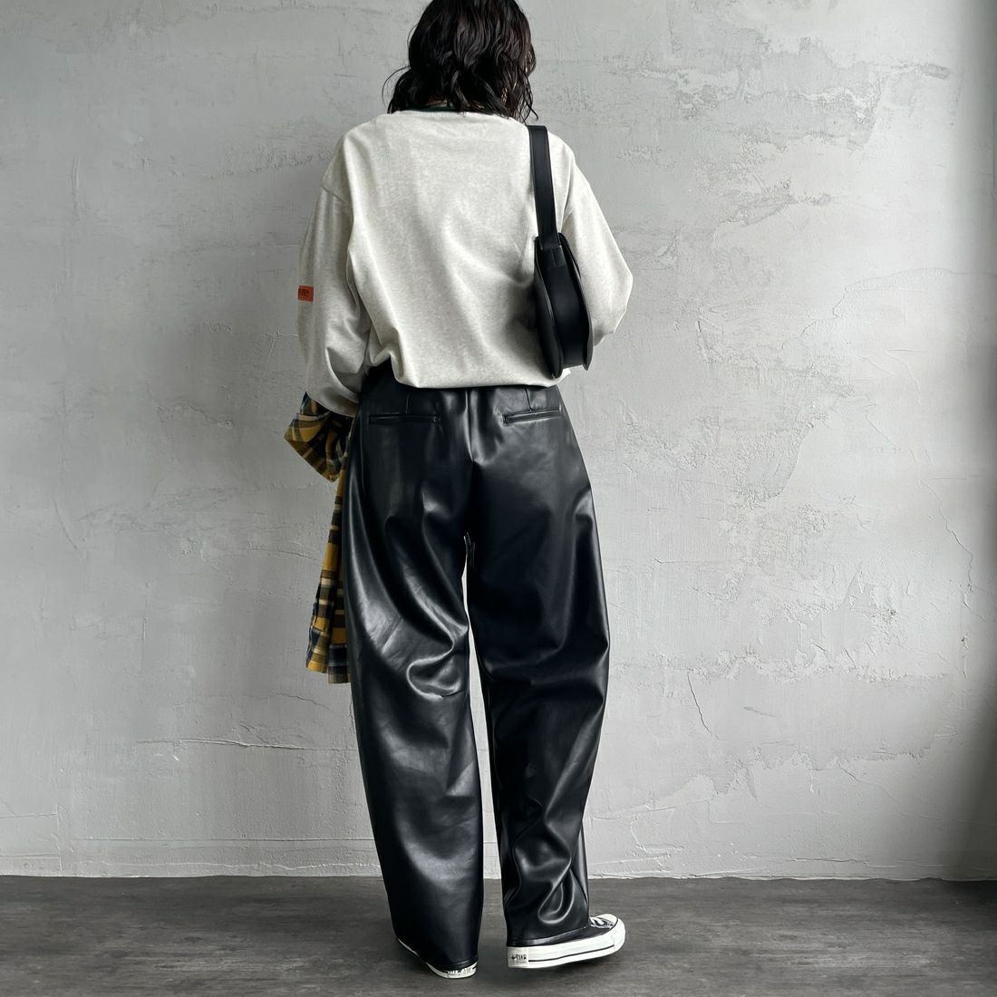 UNIVERSAL OVERALL [ユニバーサルオーバーオール] 別注 ワンポイントロゴ刺繍 ロングスリーブTシャツ [U2513215IN-JF] OAT/GRN&&モデル身長：160cm 着用サイズ：S&&