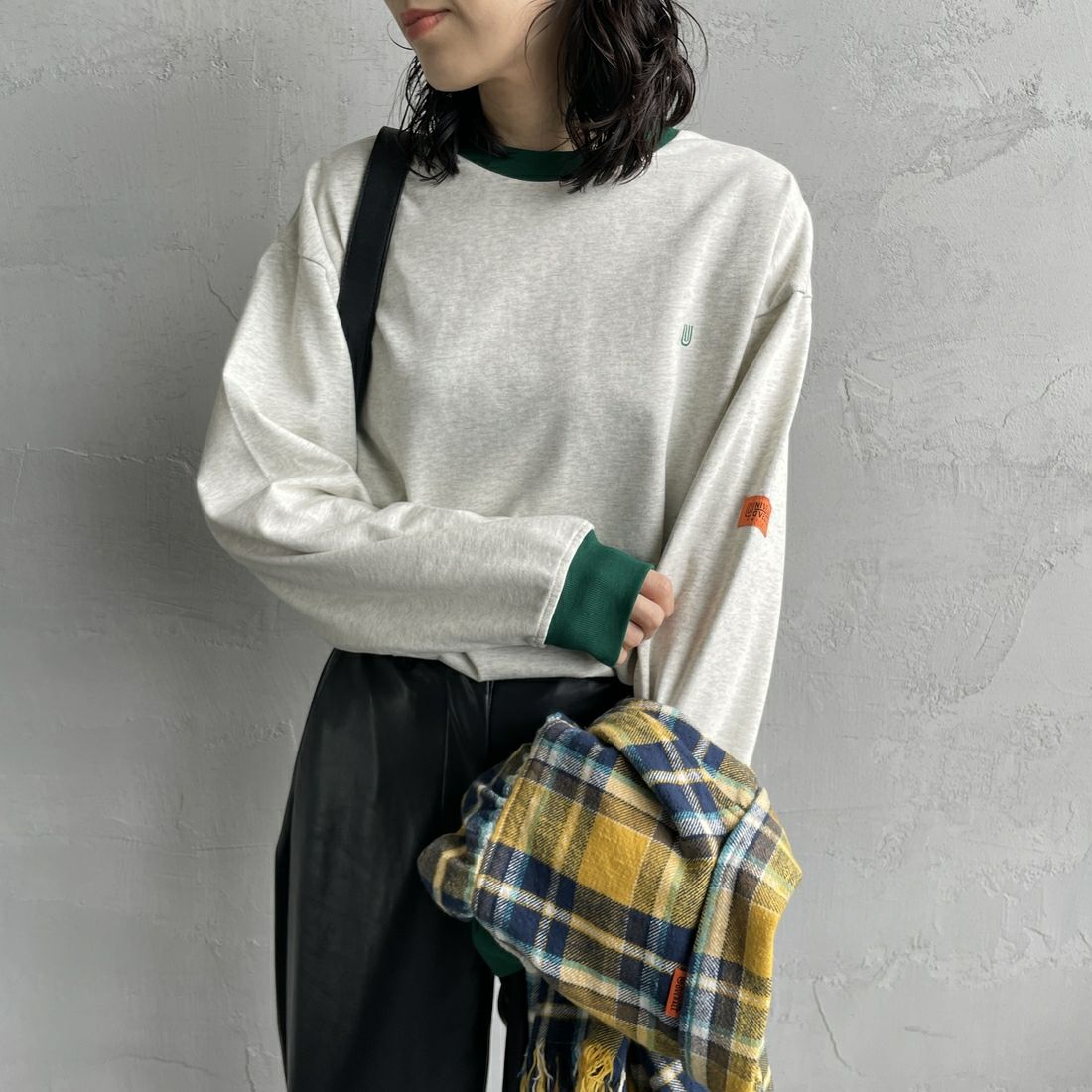 UNIVERSAL OVERALL [ユニバーサルオーバーオール] 別注 ワンポイントロゴ刺繍 ロングスリーブTシャツ [U2513215IN-JF] OAT/GRN&&モデル身長：160cm 着用サイズ：S&&