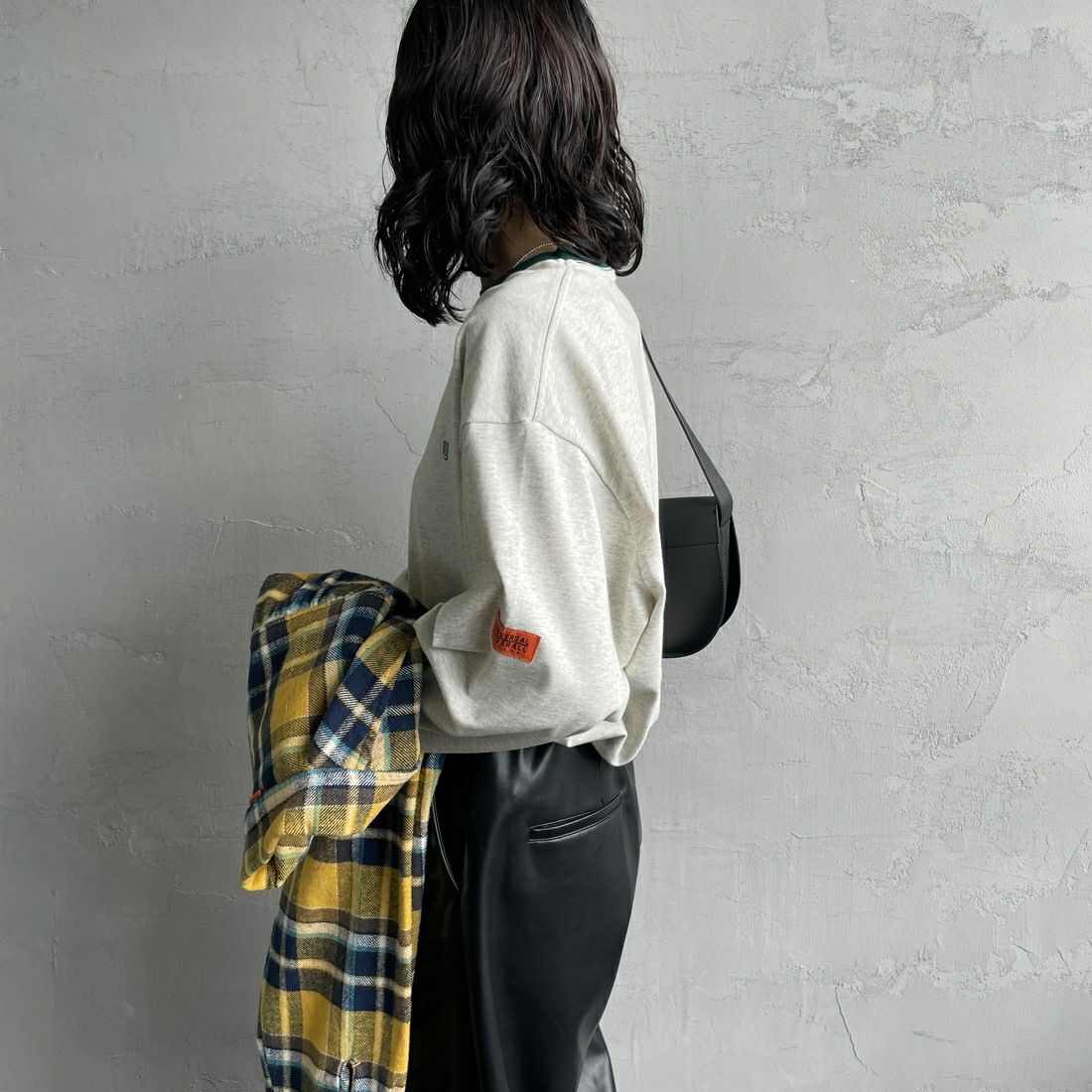 UNIVERSAL OVERALL [ユニバーサルオーバーオール] 別注 ワンポイントロゴ刺繍 ロングスリーブTシャツ [U2513215IN-JF] OAT/GRN&&モデル身長：160cm 着用サイズ：S&&