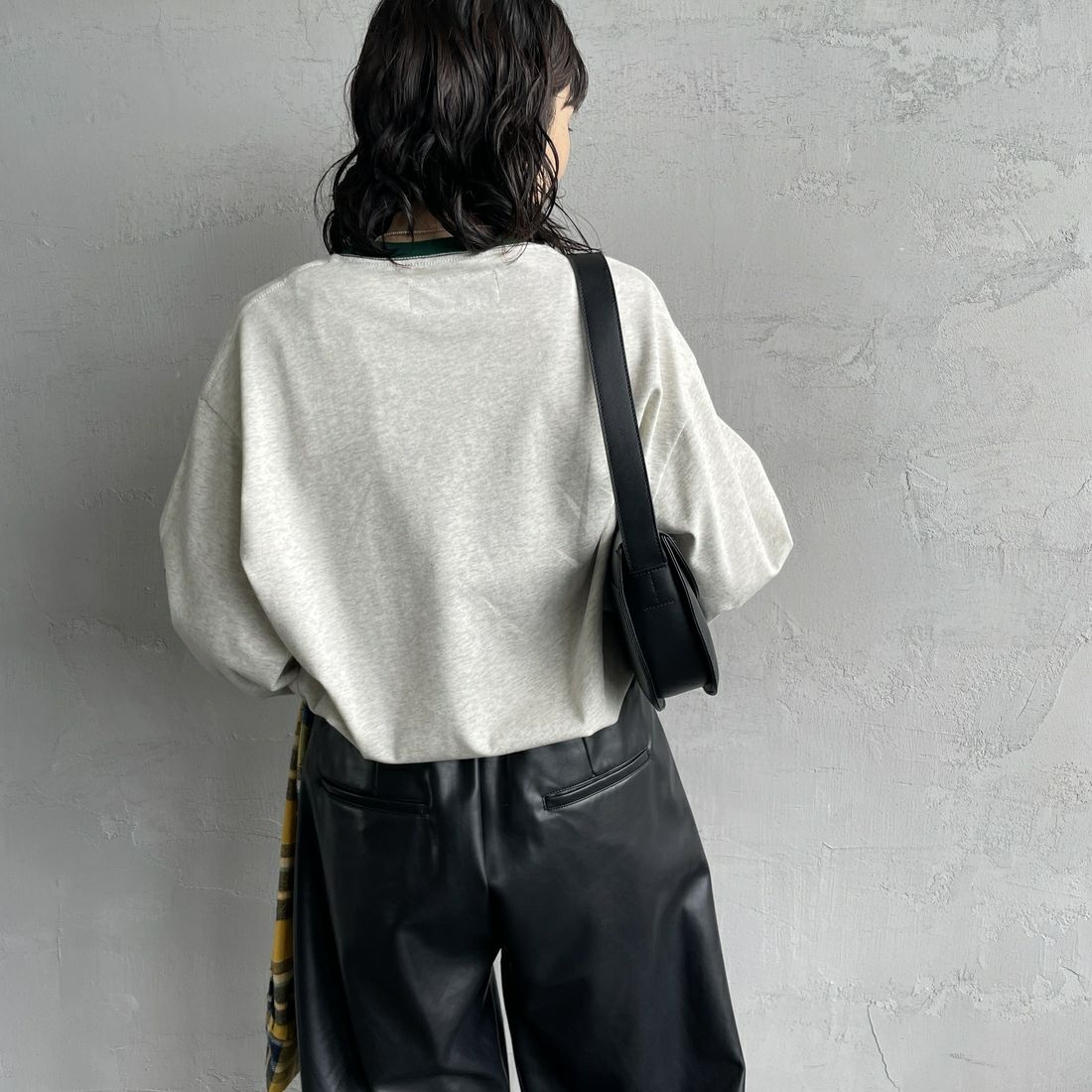 UNIVERSAL OVERALL [ユニバーサルオーバーオール] 別注 ワンポイントロゴ刺繍 ロングスリーブTシャツ [U2513215IN-JF] OAT/GRN&&モデル身長：160cm 着用サイズ：S&&