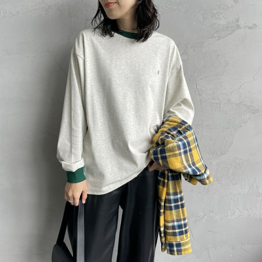 UNIVERSAL OVERALL [ユニバーサルオーバーオール] 別注 ワンポイントロゴ刺繍 ロングスリーブTシャツ [U2513215IN-JF] OAT/GRN&&モデル身長：160cm 着用サイズ：S&&