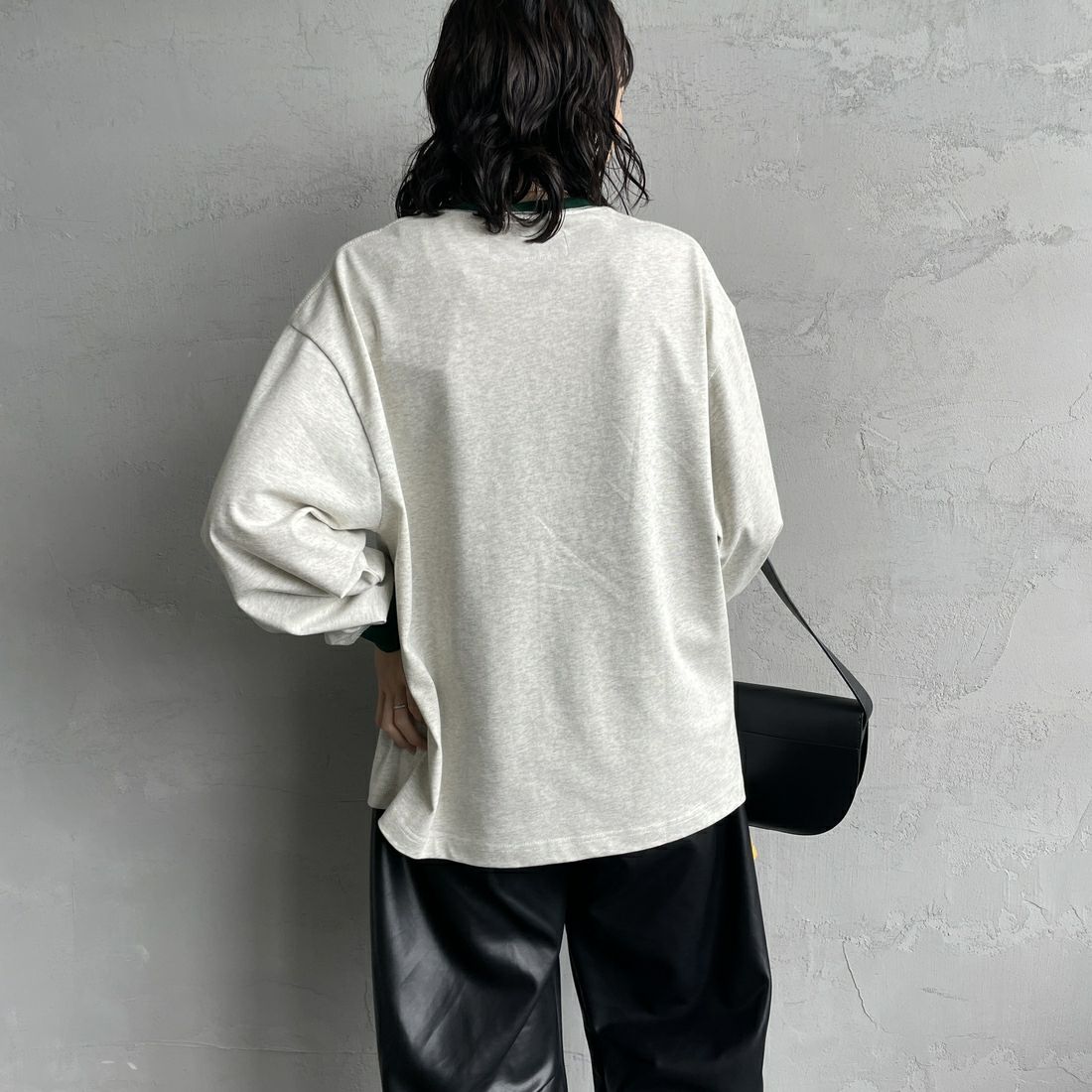UNIVERSAL OVERALL [ユニバーサルオーバーオール] 別注 ワンポイントロゴ刺繍 ロングスリーブTシャツ [U2513215IN-JF] OAT/GRN&&モデル身長：160cm 着用サイズ：S&&