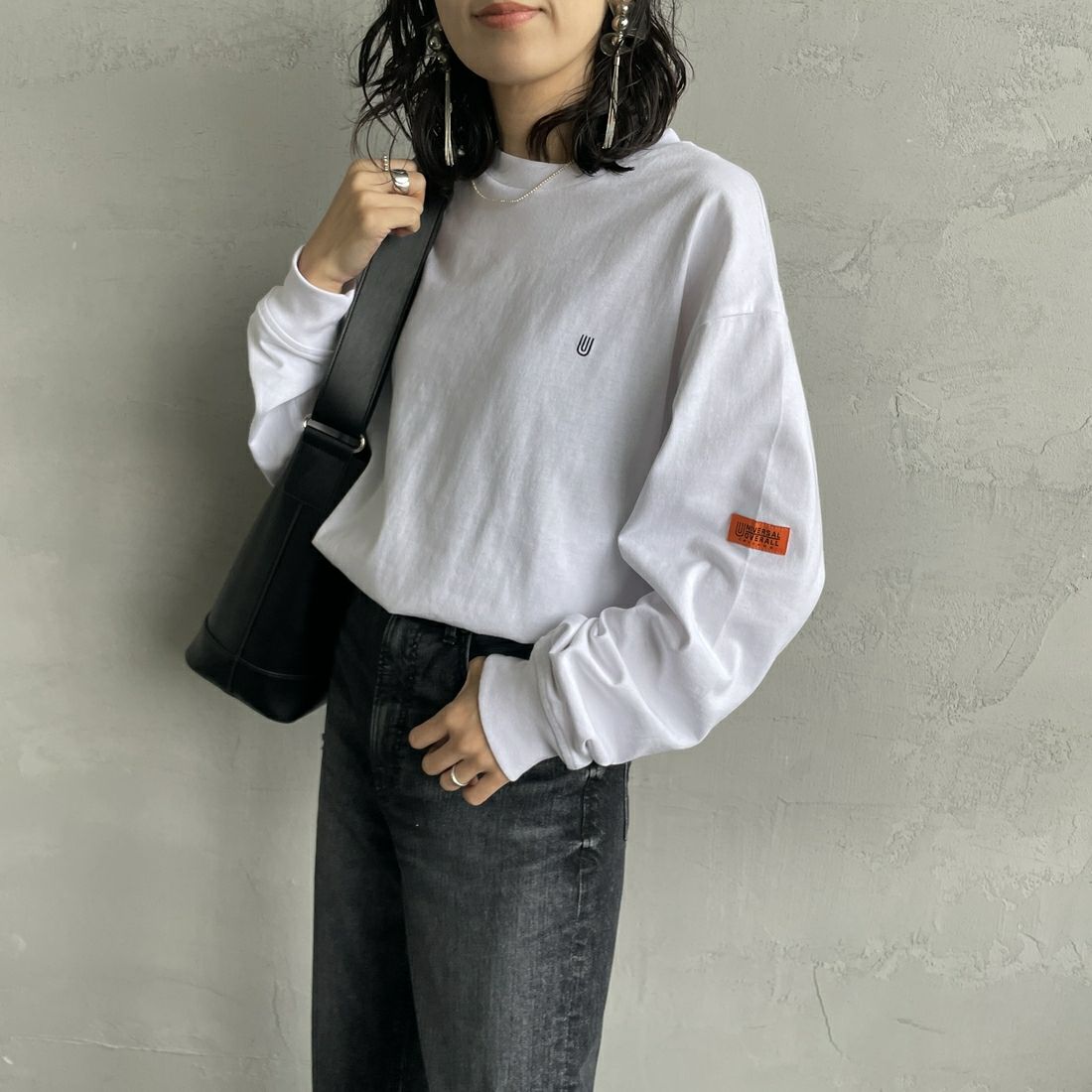UNIVERSAL OVERALL [ユニバーサルオーバーオール] 別注 ワンポイントロゴ刺繍 ロングスリーブTシャツ [U2513215IN-JF] WHITE&&モデル身長：160cm 着用サイズ：S&&