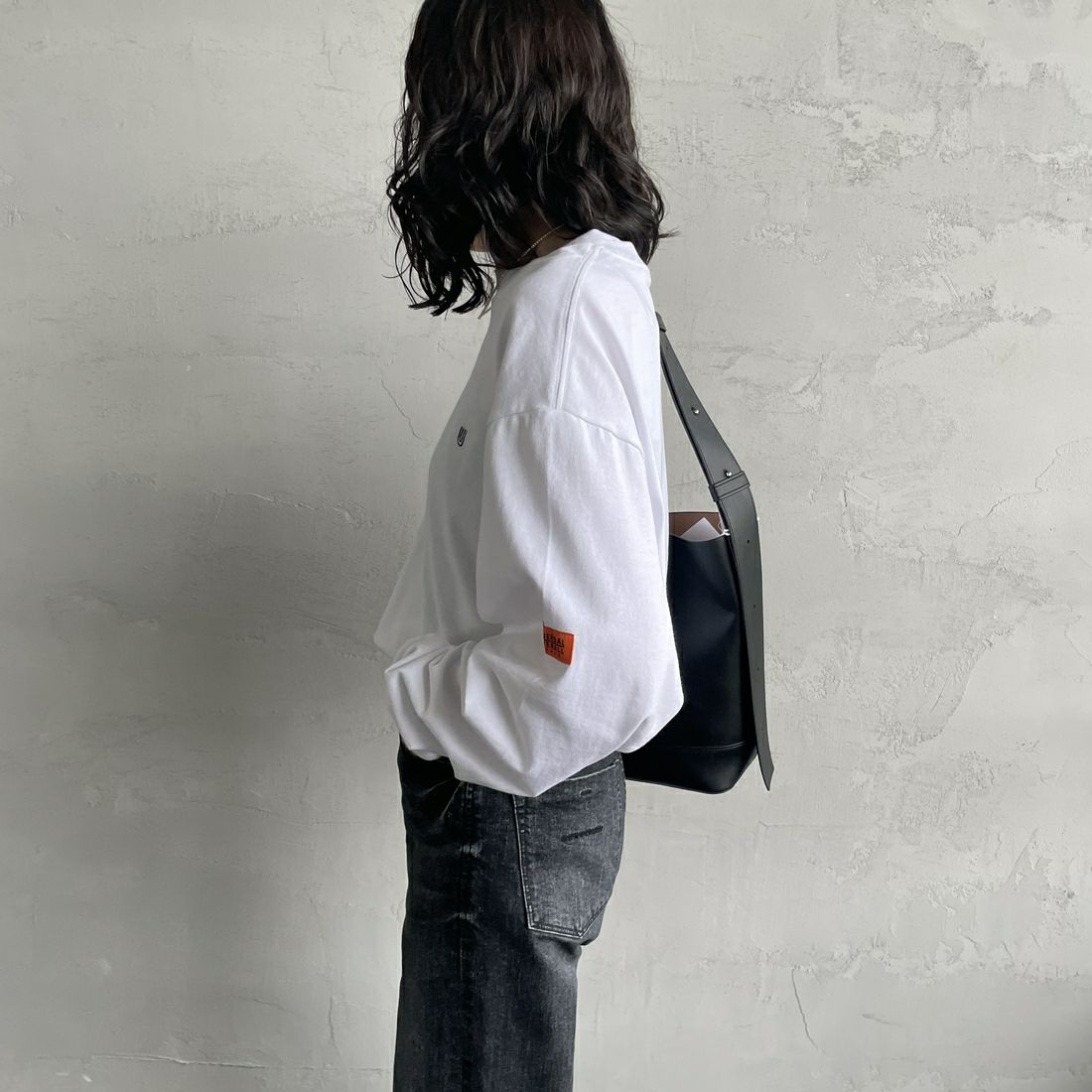 UNIVERSAL OVERALL [ユニバーサルオーバーオール] 別注 ワンポイントロゴ刺繍 ロングスリーブTシャツ [U2513215IN-JF] WHITE&&モデル身長：160cm 着用サイズ：S&&