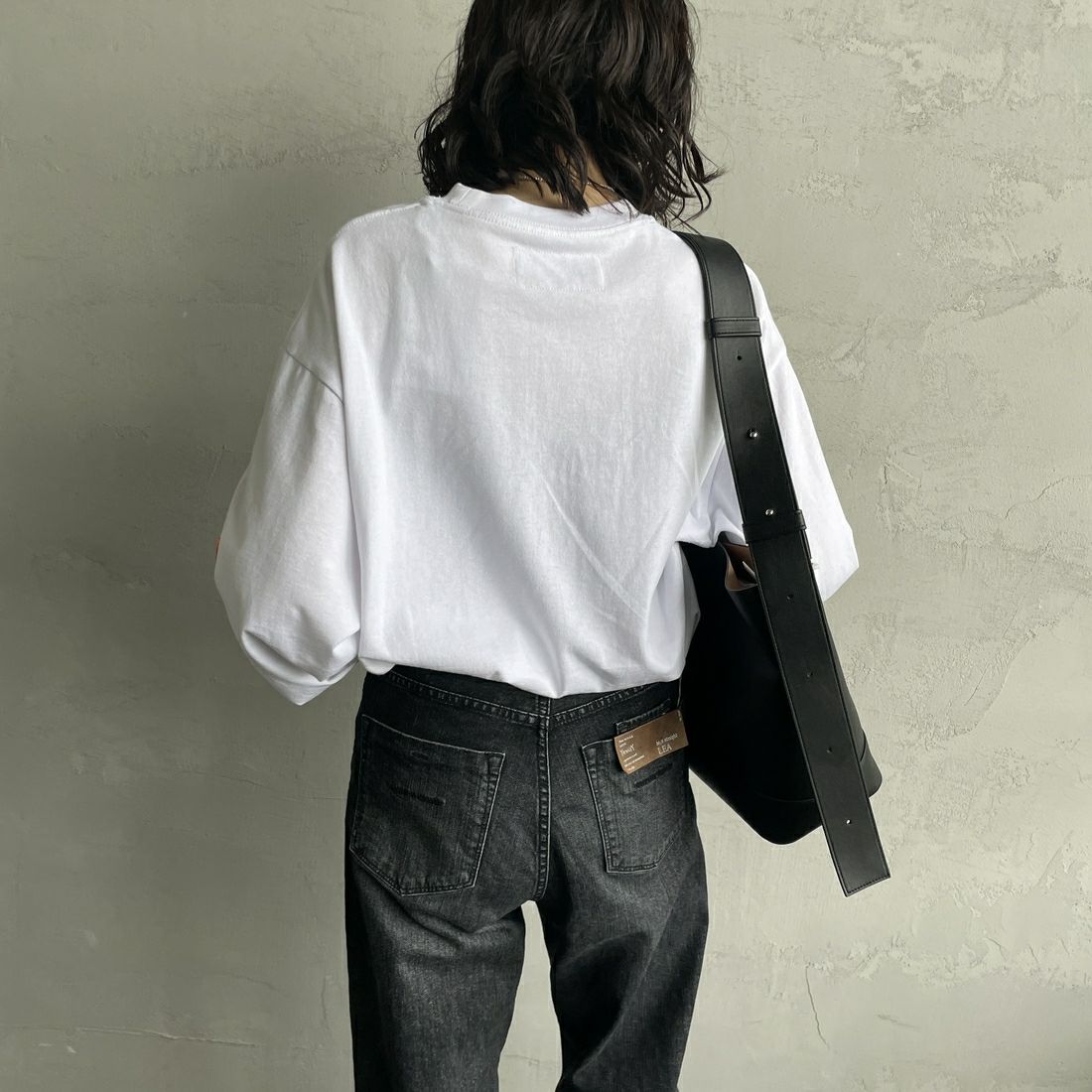 UNIVERSAL OVERALL [ユニバーサルオーバーオール] 別注 ワンポイントロゴ刺繍 ロングスリーブTシャツ [U2513215IN-JF] WHITE&&モデル身長：160cm 着用サイズ：S&&