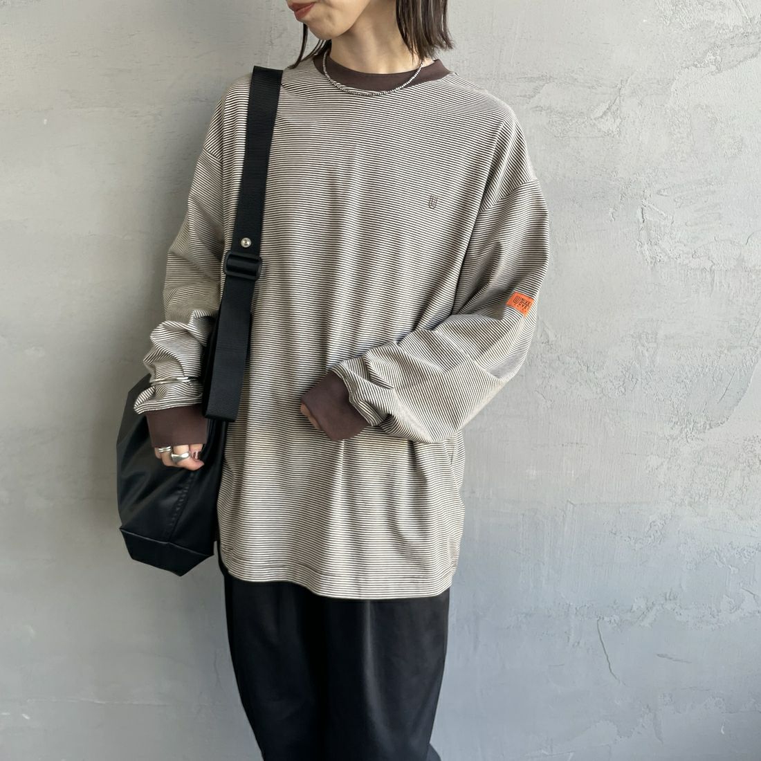 UNIVERSAL OVERALL [ユニバーサルオーバーオール] 別注 ワンポイントロゴ刺繍 ロングスリーブTシャツ [U2513215IN-JF] BROWN BDR &&モデル身長：158cm 着用サイズ：S&&