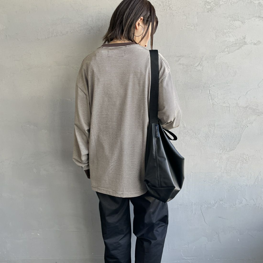 UNIVERSAL OVERALL [ユニバーサルオーバーオール] 別注 ワンポイントロゴ刺繍 ロングスリーブTシャツ [U2513215IN-JF] BROWN BDR &&モデル身長：158cm 着用サイズ：S&&
