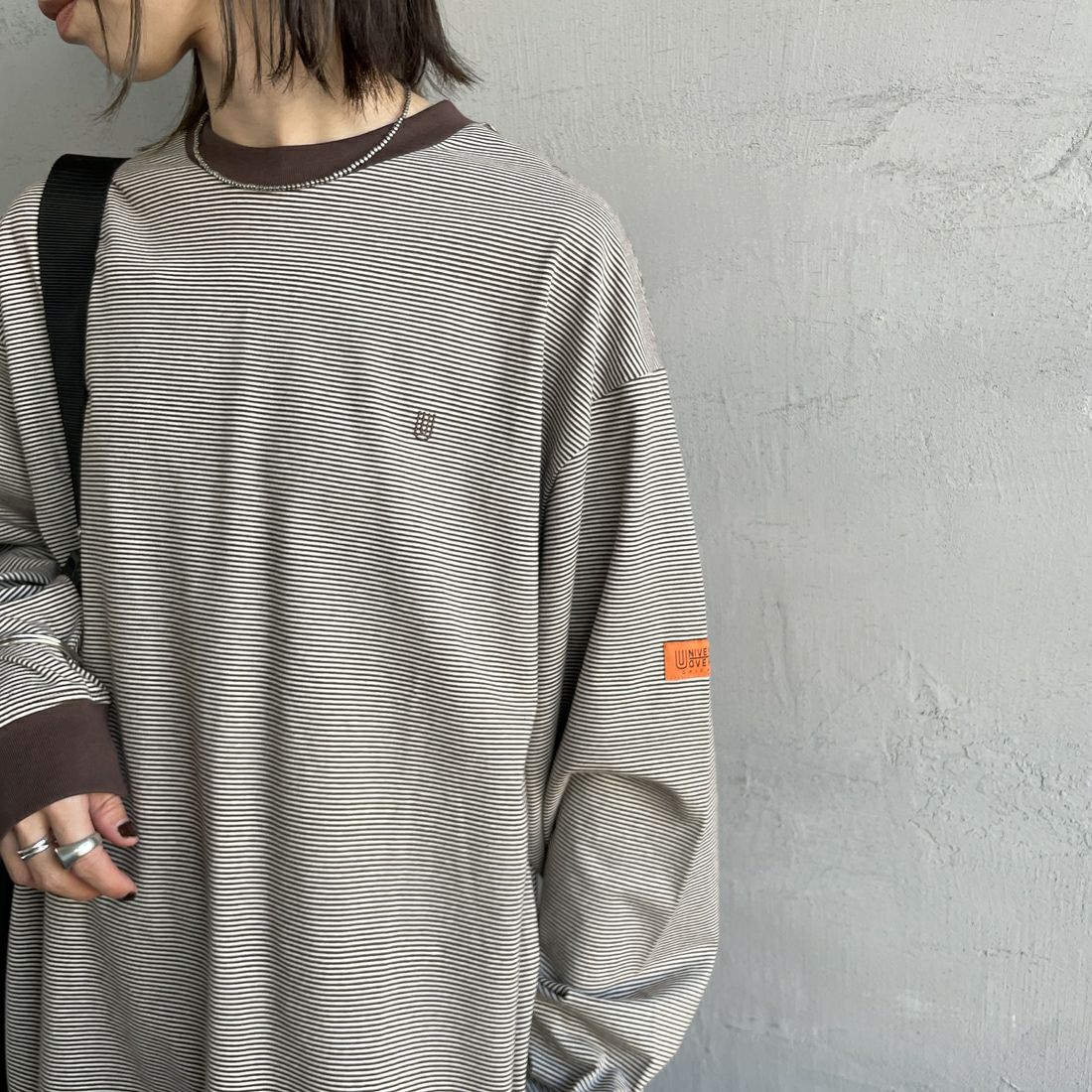 UNIVERSAL OVERALL [ユニバーサルオーバーオール] 別注 ワンポイントロゴ刺繍 ロングスリーブTシャツ [U2513215IN-JF] BROWN BDR &&モデル身長：158cm 着用サイズ：S&&