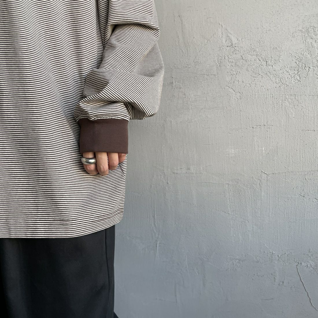 UNIVERSAL OVERALL [ユニバーサルオーバーオール] 別注 ワンポイントロゴ刺繍 ロングスリーブTシャツ [U2513215IN-JF] BROWN BDR &&モデル身長：158cm 着用サイズ：S&&