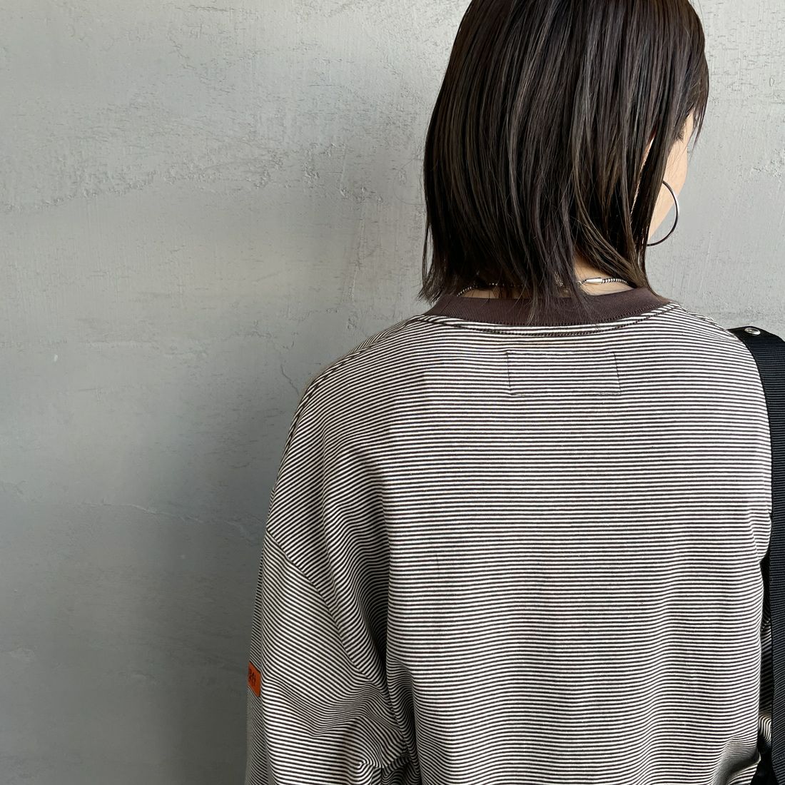 UNIVERSAL OVERALL [ユニバーサルオーバーオール] 別注 ワンポイントロゴ刺繍 ロングスリーブTシャツ [U2513215IN-JF] BROWN BDR &&モデル身長：158cm 着用サイズ：S&&