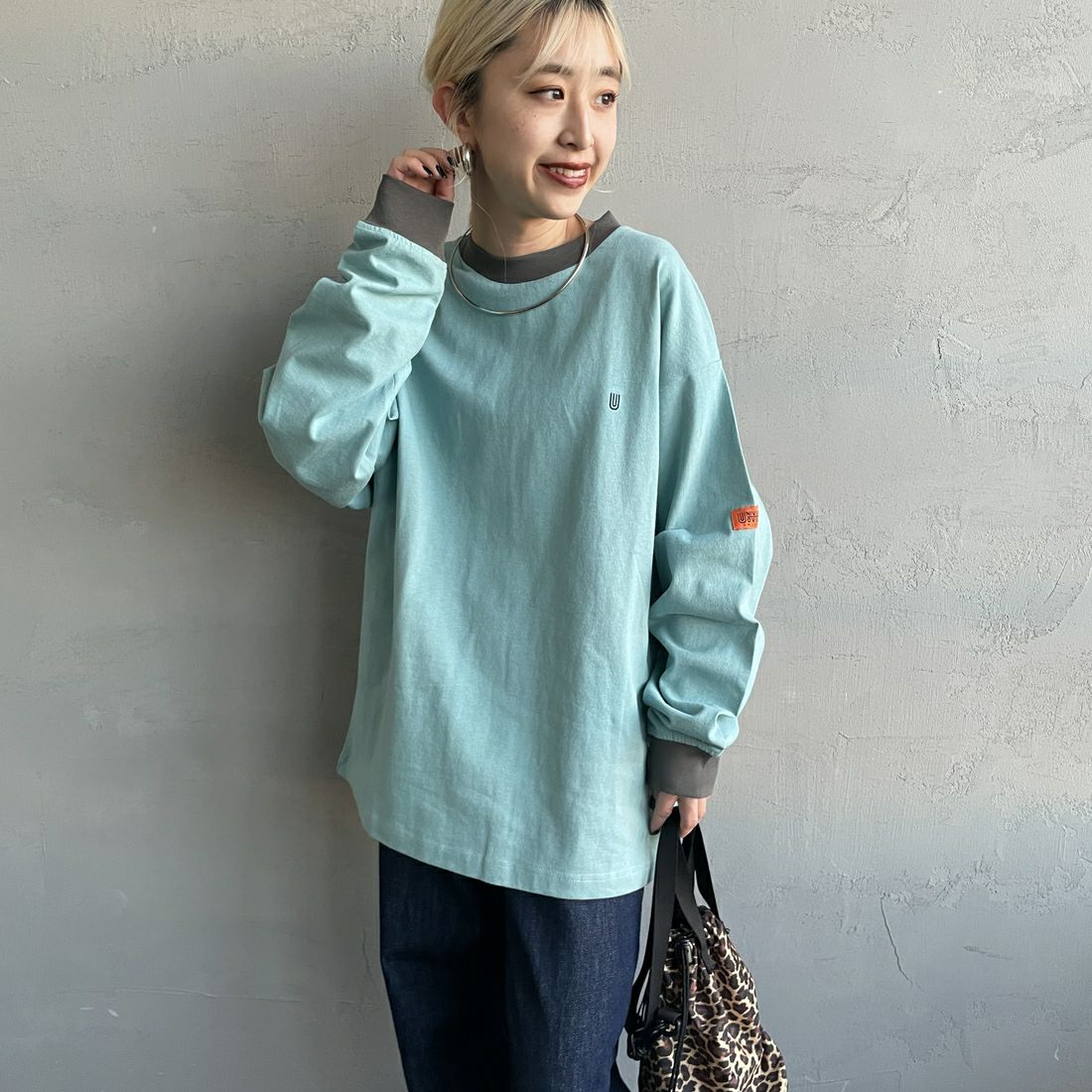 UNIVERSAL OVERALL [ユニバーサルオーバーオール] 別注 ワンポイントロゴ刺繍 ロングスリーブTシャツ [U2513215IN-JF] SAX/CHR &&モデル身長：150cm 着用サイズ：S&&