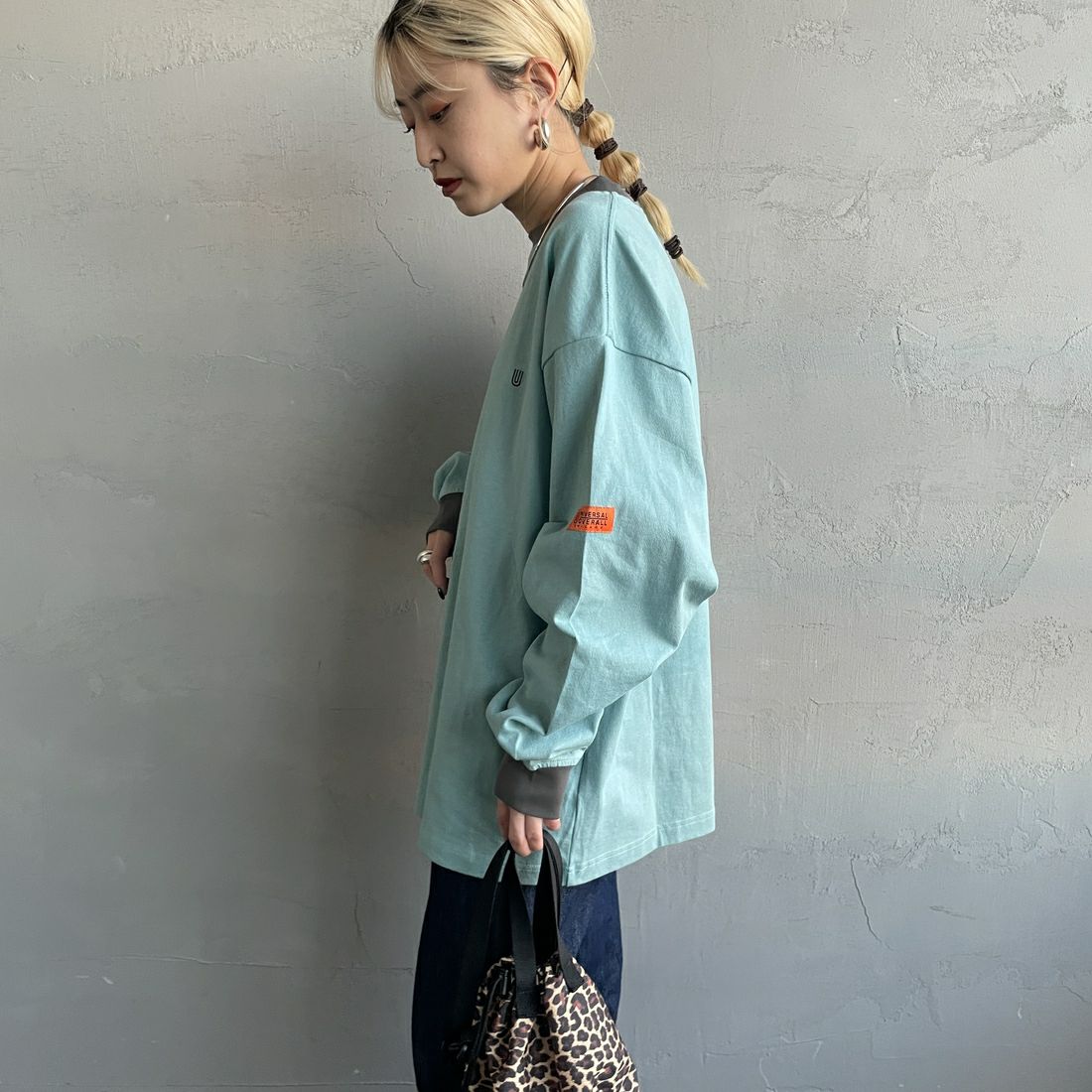 UNIVERSAL OVERALL [ユニバーサルオーバーオール] 別注 ワンポイントロゴ刺繍 ロングスリーブTシャツ [U2513215IN-JF] SAX/CHR &&モデル身長：150cm 着用サイズ：S&&