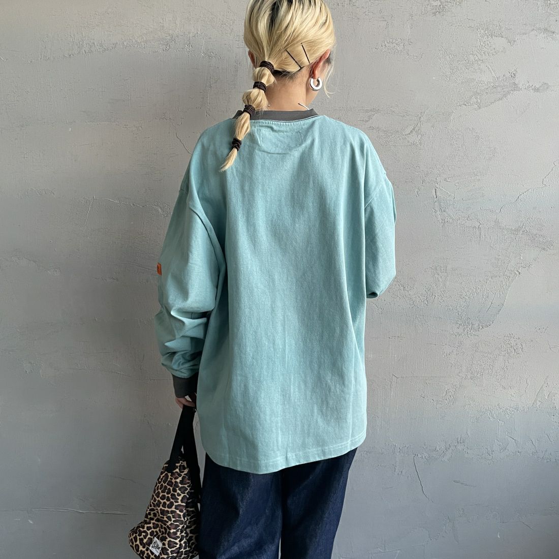 UNIVERSAL OVERALL [ユニバーサルオーバーオール] 別注 ワンポイントロゴ刺繍 ロングスリーブTシャツ [U2513215IN-JF] SAX/CHR &&モデル身長：150cm 着用サイズ：S&&