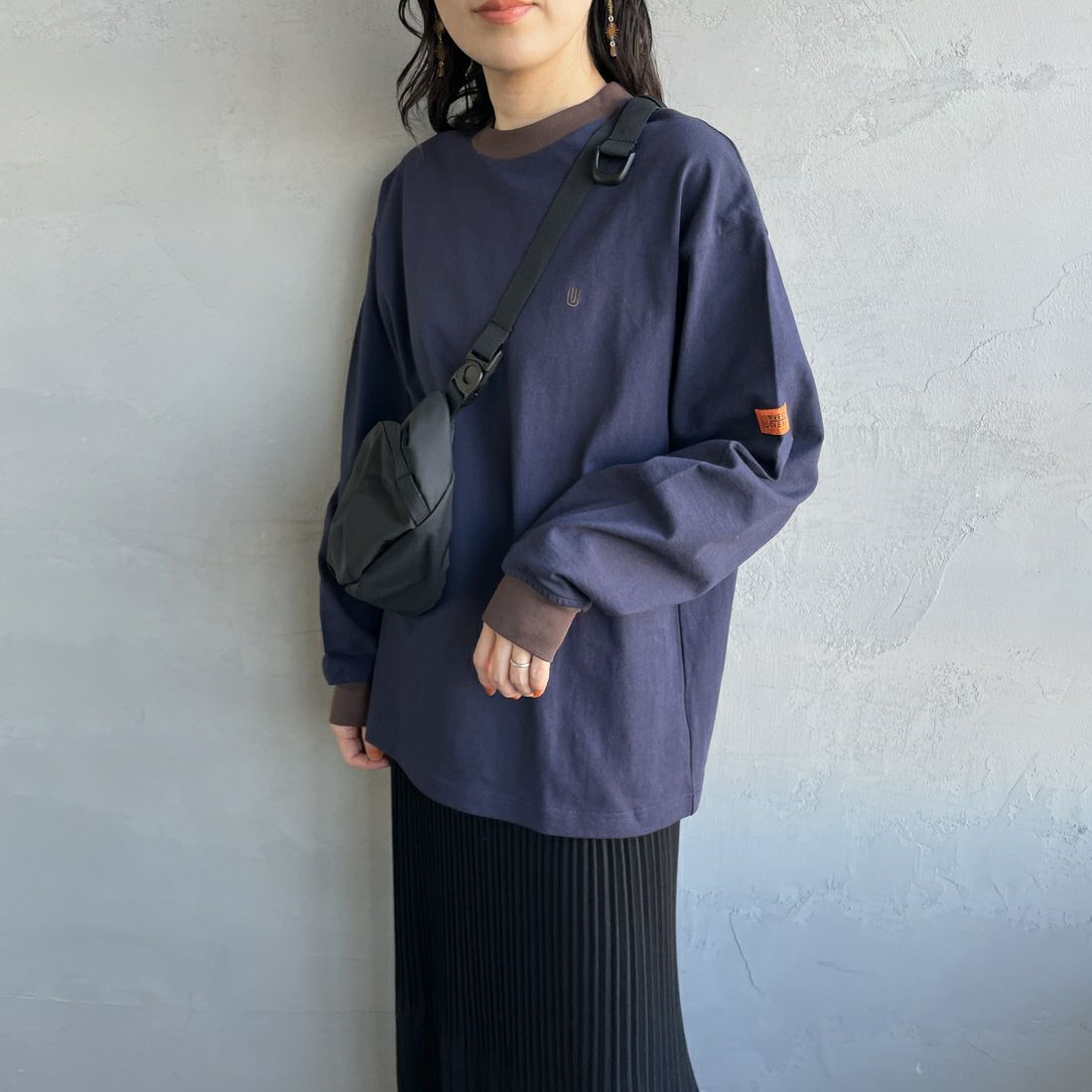 UNIVERSAL OVERALL [ユニバーサルオーバーオール] 別注 ワンポイントロゴ刺繍 ロングスリーブTシャツ [U2513215IN-JF] NVY/BRN &&モデル身長：160cm 着用サイズ：S&&