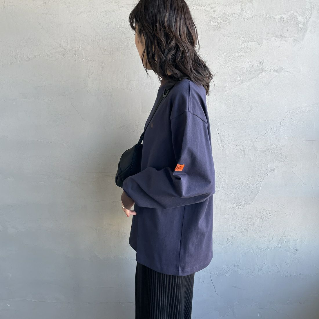 UNIVERSAL OVERALL [ユニバーサルオーバーオール] 別注 ワンポイントロゴ刺繍 ロングスリーブTシャツ [U2513215IN-JF] NVY/BRN &&モデル身長：160cm 着用サイズ：S&&