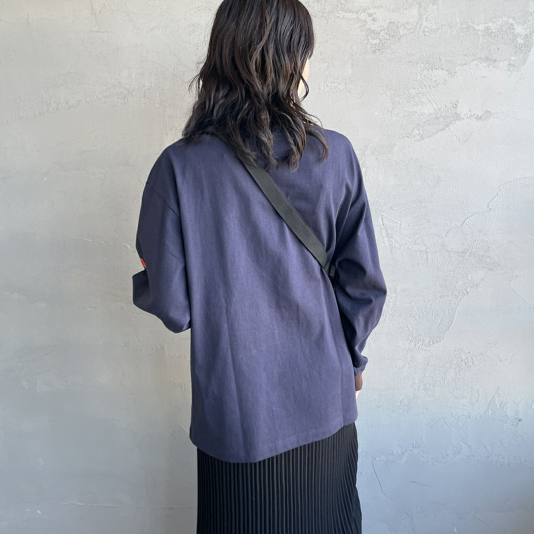 UNIVERSAL OVERALL [ユニバーサルオーバーオール] 別注 ワンポイントロゴ刺繍 ロングスリーブTシャツ [U2513215IN-JF] NVY/BRN &&モデル身長：160cm 着用サイズ：S&&