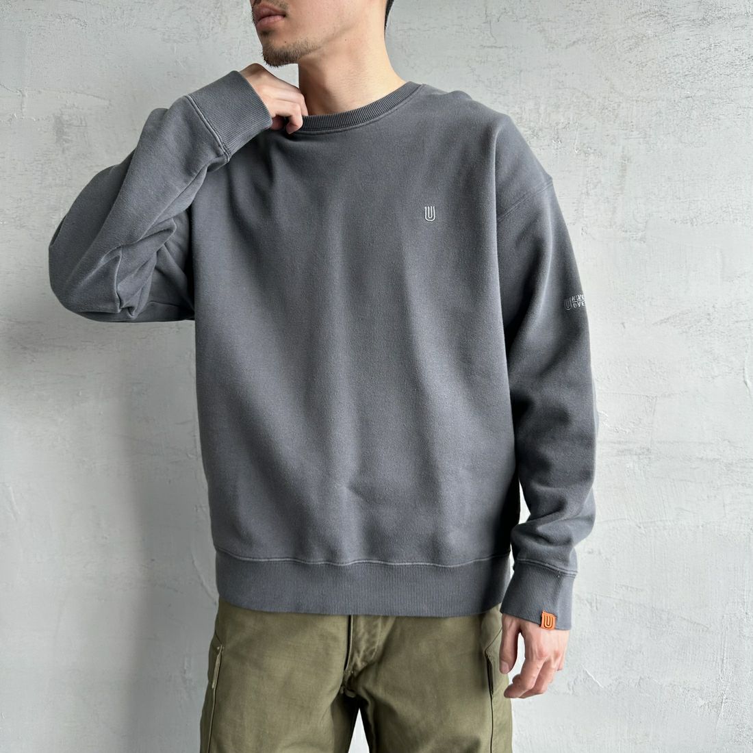 UNIVERSAL OVERALL [ユニバーサルオーバーオール] 別注 ピグメント染め ワンポイントロゴ刺繍クルーネックスウェット [U2511228IN-JF] CHARCOAL &&モデル身長：168cm 着用サイズ：L&&