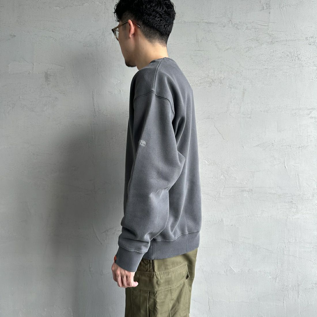 UNIVERSAL OVERALL [ユニバーサルオーバーオール] 別注 ピグメント染め ワンポイントロゴ刺繍クルーネックスウェット [U2511228IN-JF] CHARCOAL &&モデル身長：168cm 着用サイズ：L&&