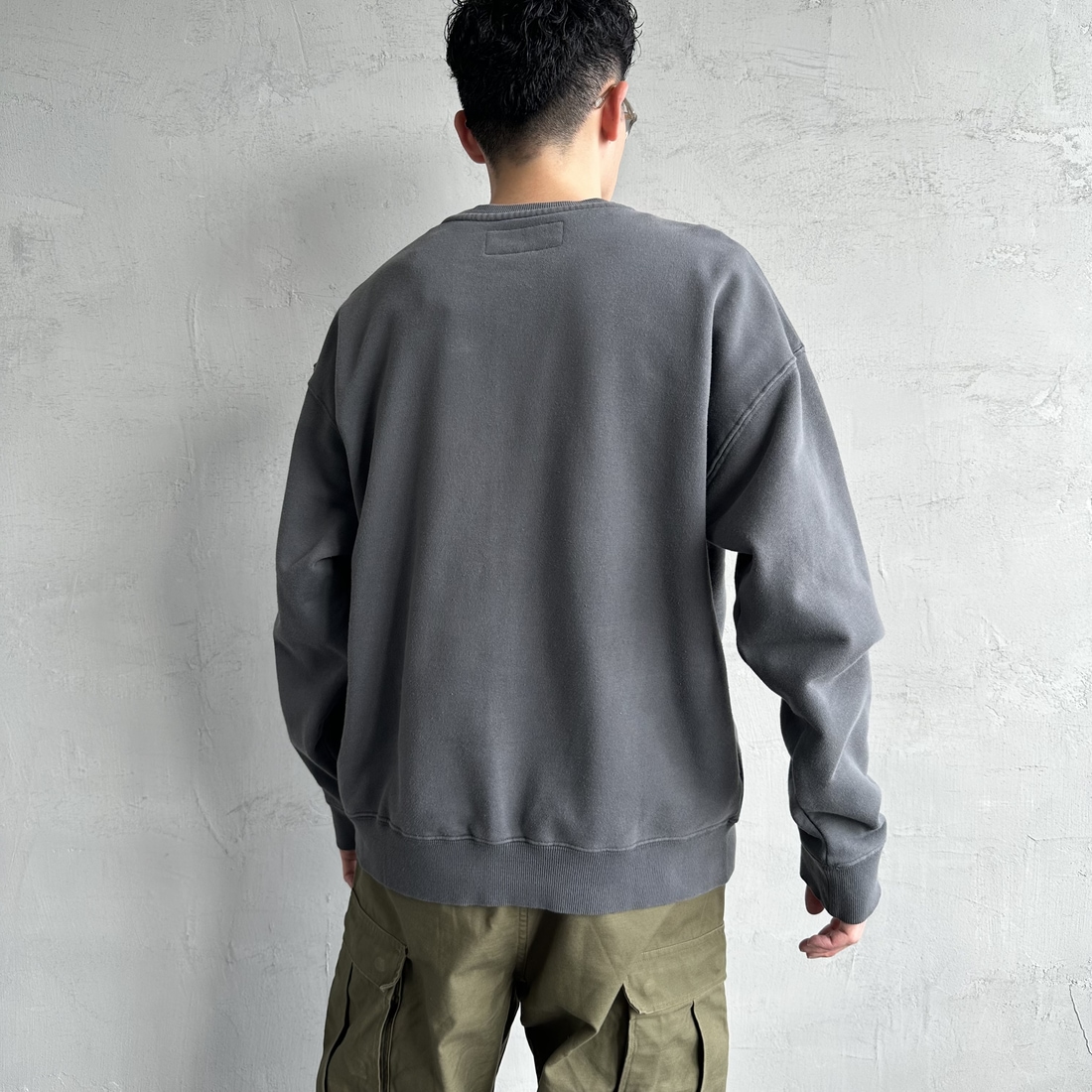 UNIVERSAL OVERALL [ユニバーサルオーバーオール] 別注 ピグメント染め ワンポイントロゴ刺繍クルーネックスウェット [U2511228IN-JF] CHARCOAL &&モデル身長：168cm 着用サイズ：L&&
