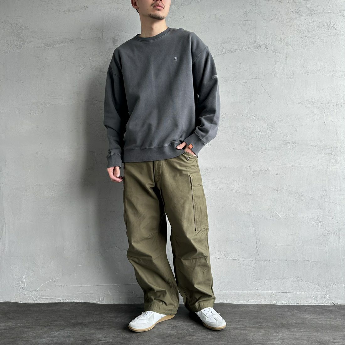 UNIVERSAL OVERALL [ユニバーサルオーバーオール] 別注 ピグメント染め ワンポイントロゴ刺繍クルーネックスウェット [U2511228IN-JF] CHARCOAL &&モデル身長：168cm 着用サイズ：L&&