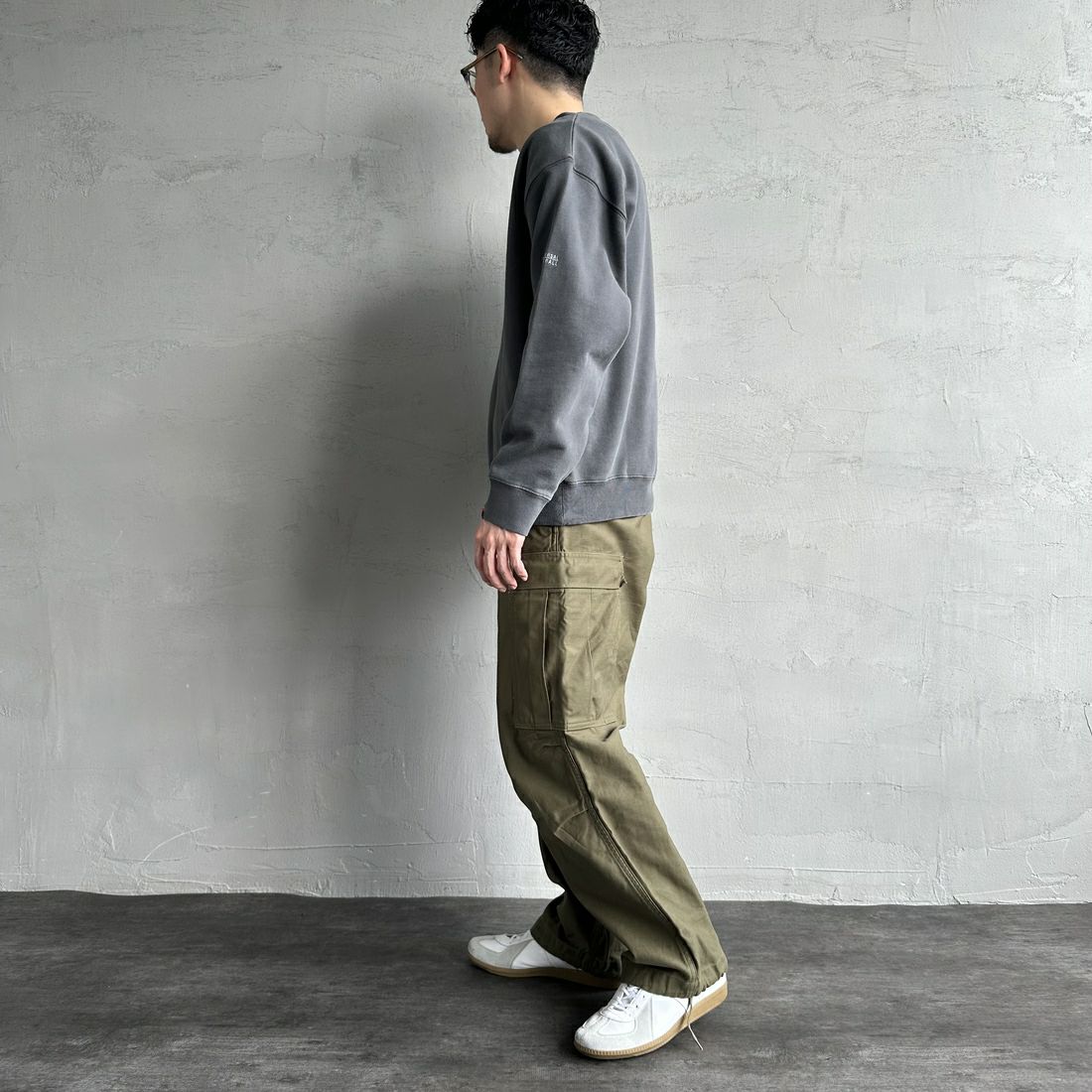 UNIVERSAL OVERALL [ユニバーサルオーバーオール] 別注 ピグメント染め ワンポイントロゴ刺繍クルーネックスウェット [U2511228IN-JF] CHARCOAL &&モデル身長：168cm 着用サイズ：L&&