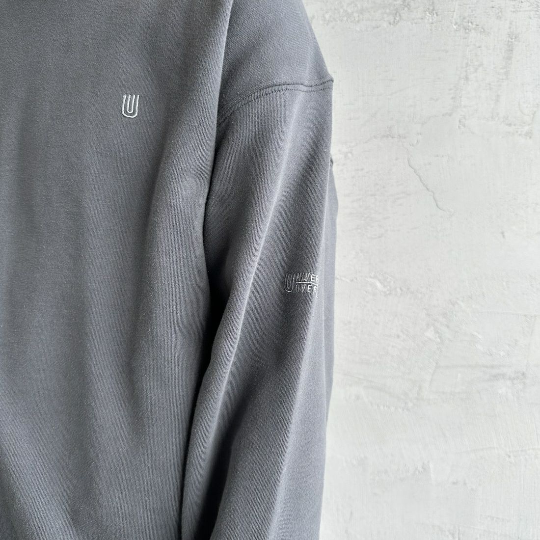 UNIVERSAL OVERALL [ユニバーサルオーバーオール] 別注 ピグメント染め ワンポイントロゴ刺繍クルーネックスウェット [U2511228IN-JF] CHARCOAL